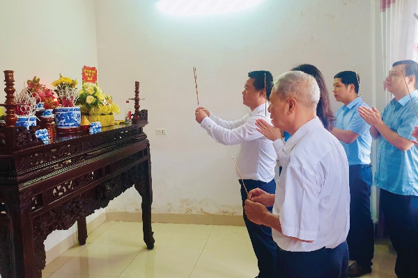 Đoàn công tác Bệnh viện Đa khoa tỉnh Phú Thọ thắp hương tỏ lòng tri ân, tưởng nhớ tới Anh hùng liệt sỹ là thân nhân cán bộ của Bệnh viện