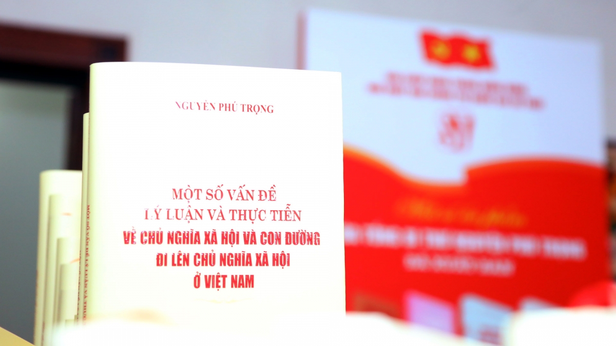 Cuốn sách "Một số vấn đề lý luận và thực tiễn về chủ nghĩa xã hội và con đường đi lên chủ nghĩa xã hội ở Việt Nam" của Tổng Bí thư Nguyễn Phú Trọng. Ảnh: Ban Tuyên giáo Trung ương