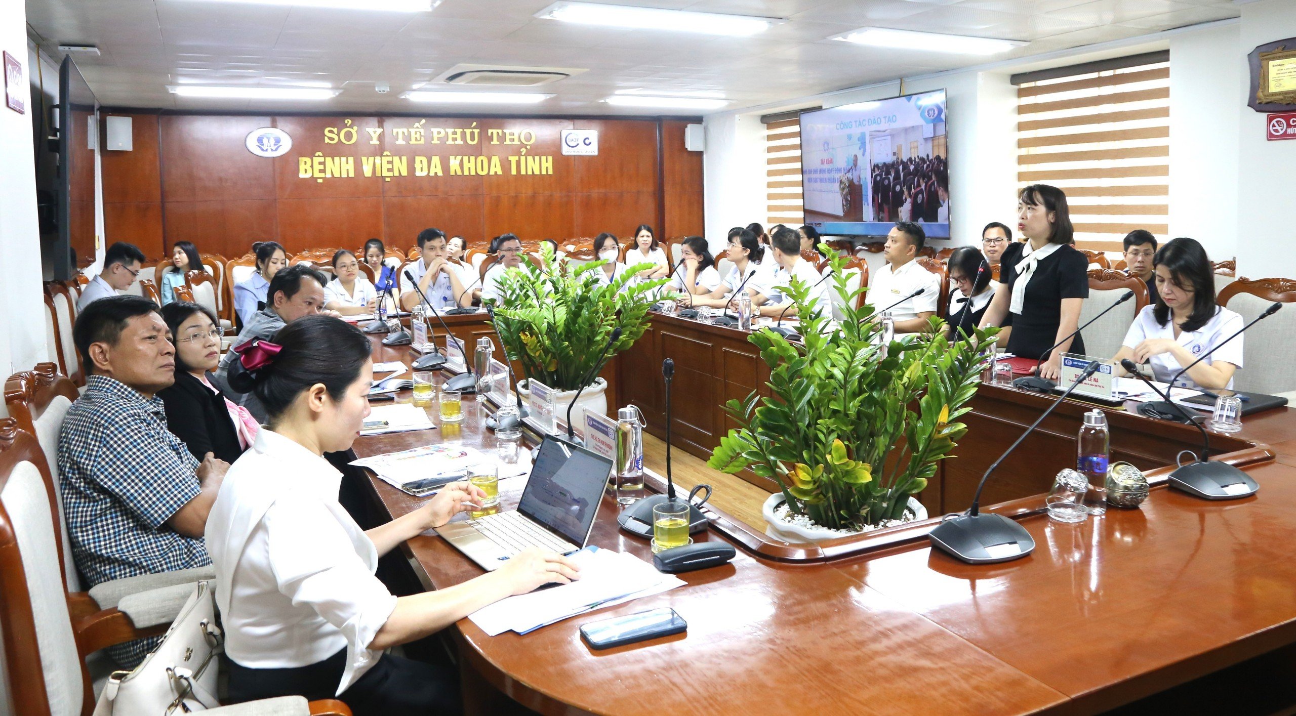 BSCKII Nguyễn Thị Phương Thảo, Trưởng khoa Kiểm soát nhiễm khuẩn trình bày Báo cáo về công tác kiểm soát nhiễm khuẩn tại Bệnh viện.