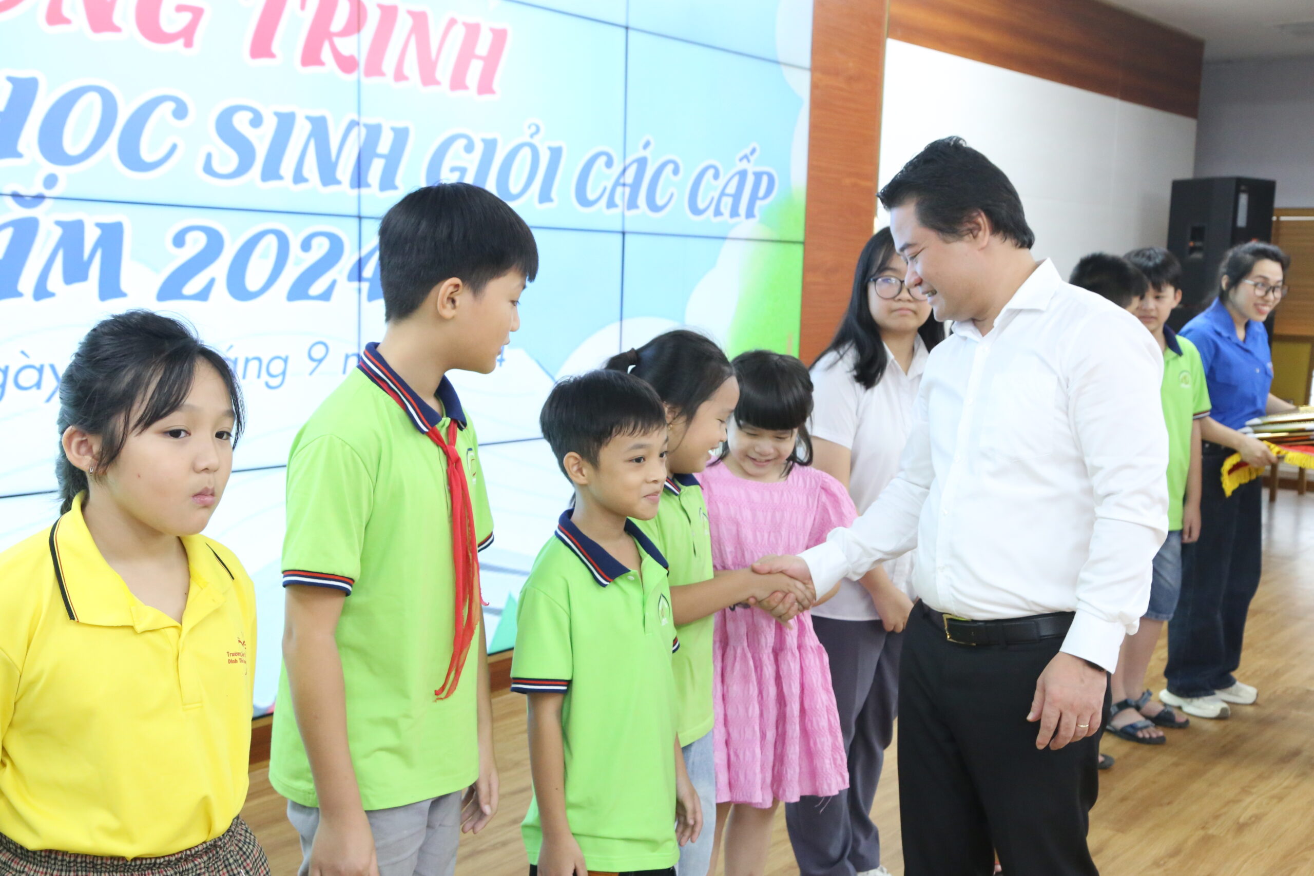 BSCKII.Lê Đình Thanh Sơn – Bí thư Đảng ủy - Giám đốc Bệnh viện động viên, khích lệ và trao thưởng cho con cán bộ, viên chức người lao động có thành tích xuất sắc trong năm học 2023 – 2024