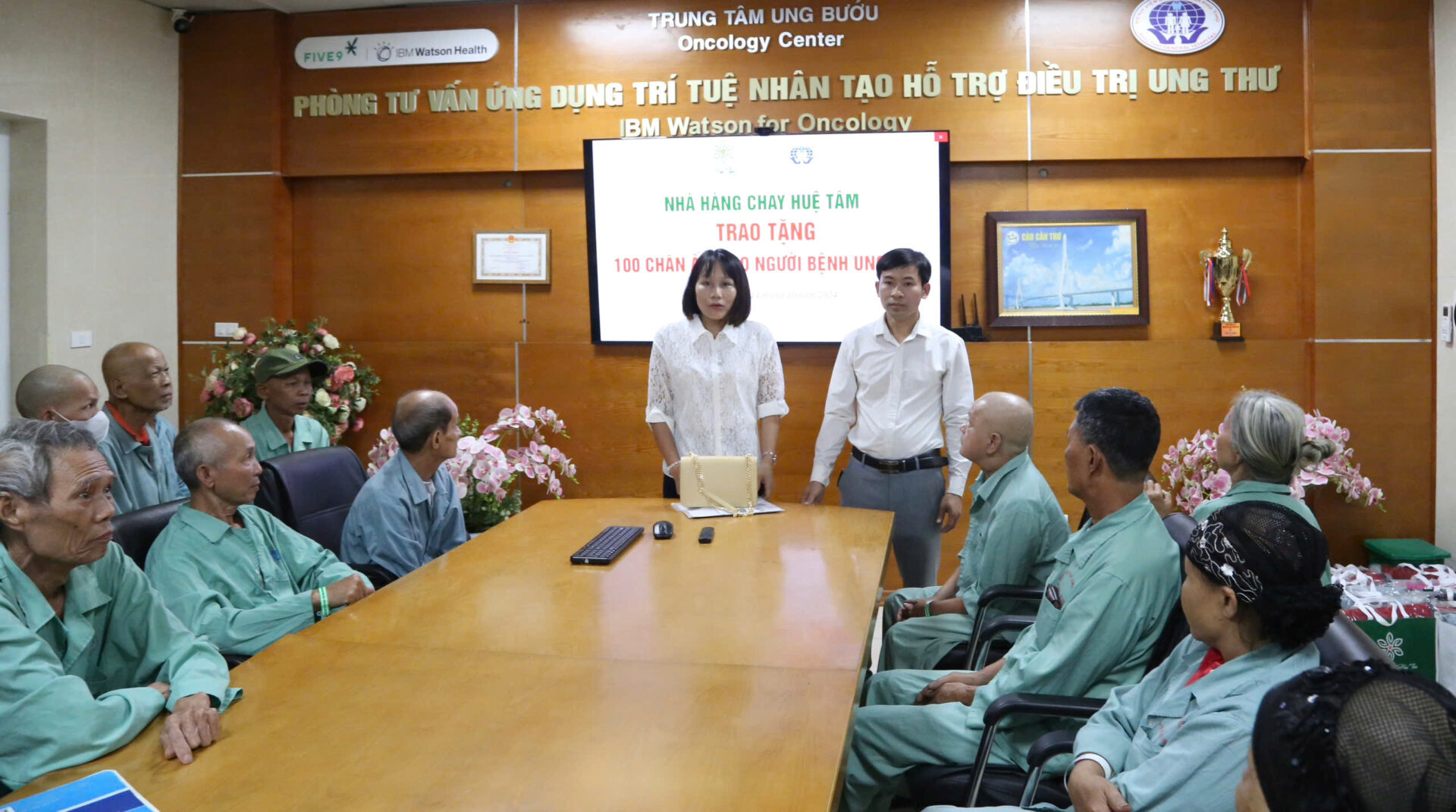 tặng chăn ấm cho người bệnh ung thư