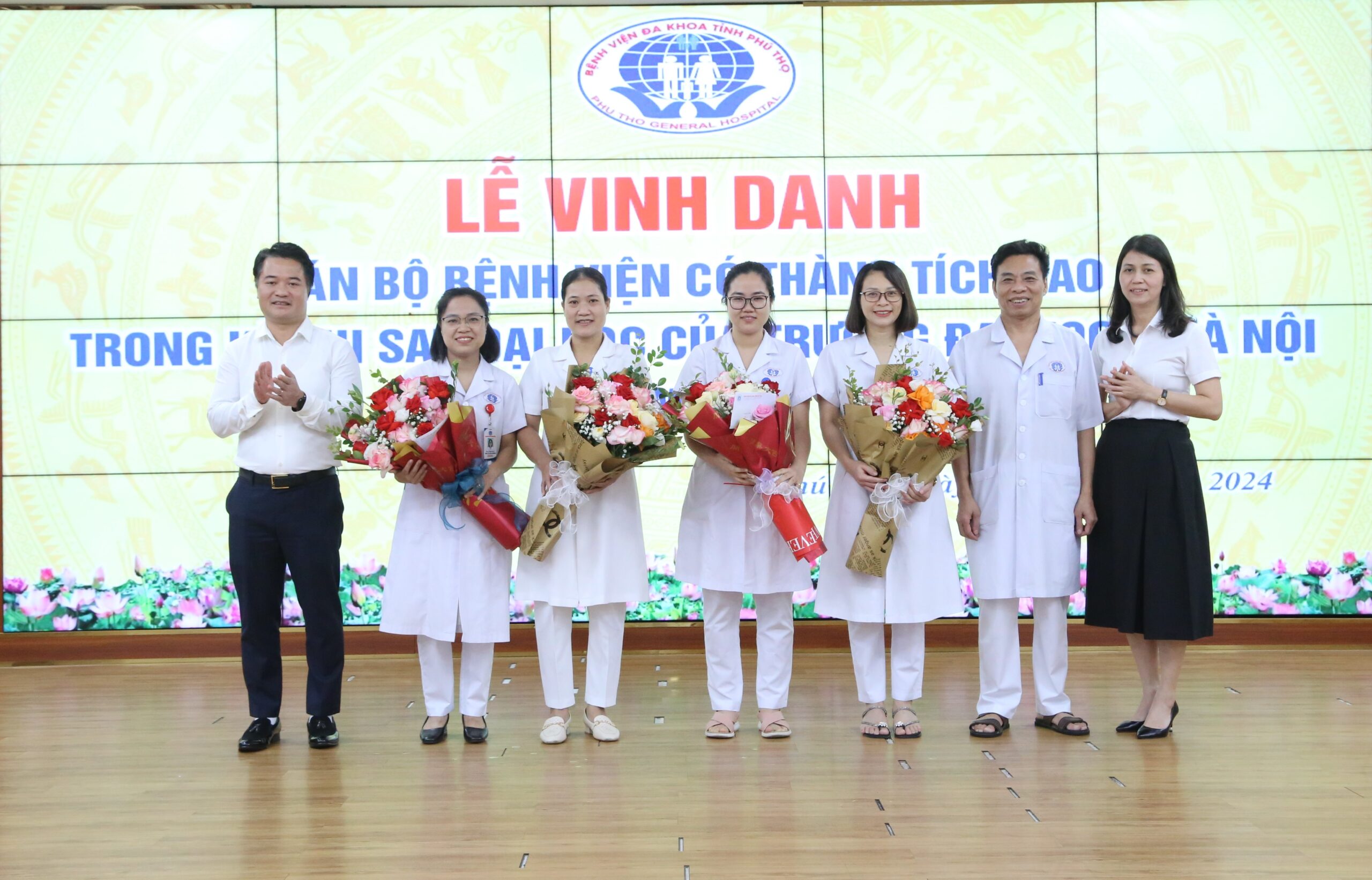 Bệnh viện vinh danh cán bộ có thành tích xuất sắc trong kỳ thi sau đại học của trường Đại học Y Hà Nội năm 2024