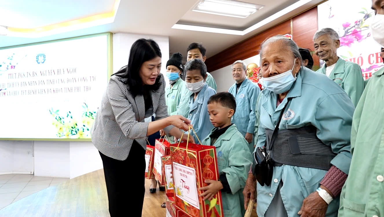 Phó Chủ tịch UBND tỉnh cùng đoàn công tác thăm và chúc Tết Bệnh viện đa khoa tỉnh Phú Thọ