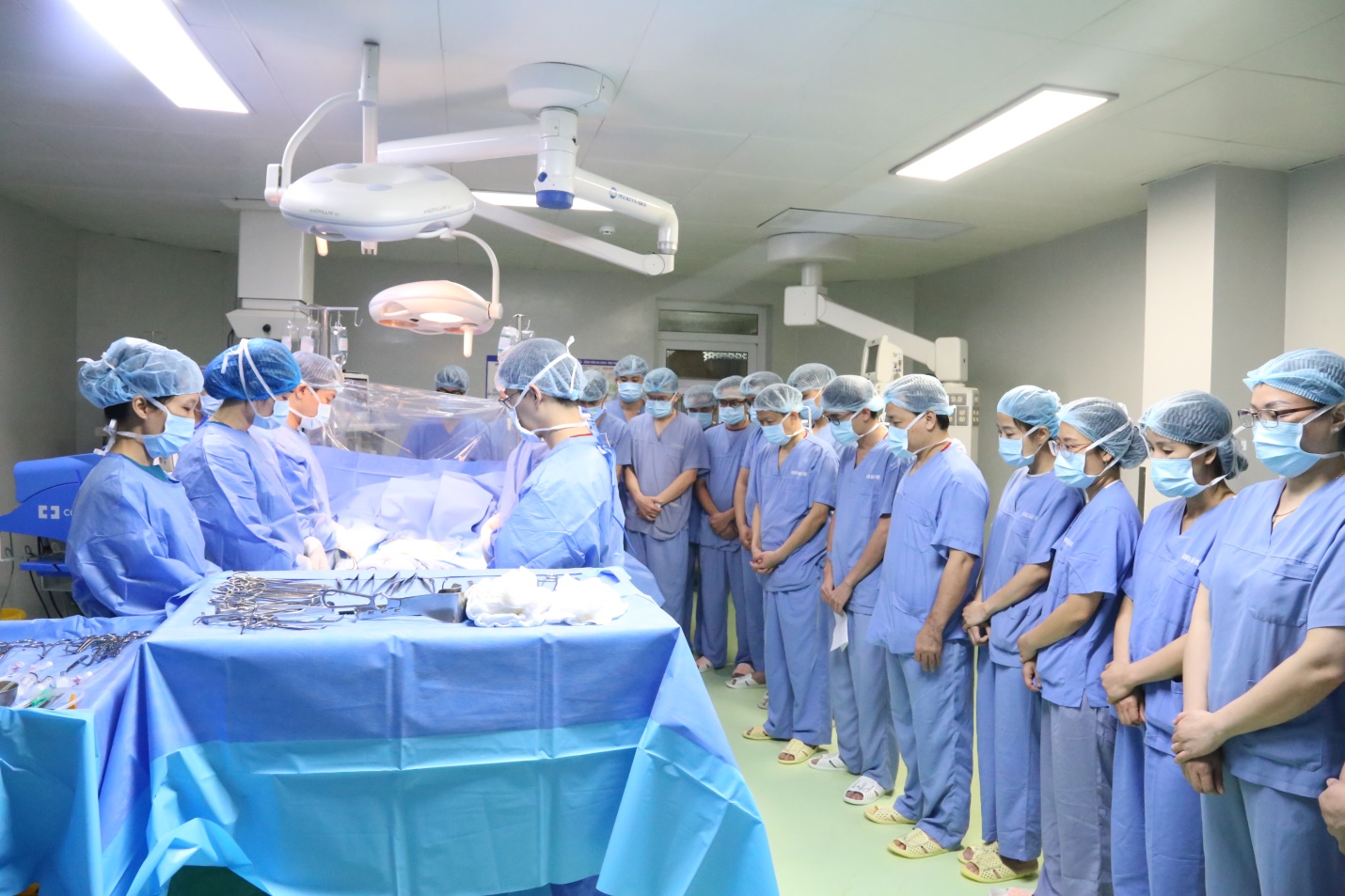 Ekip phẫu thuật tại Bệnh viện đa khoa tỉnh Phú Thọ cúi đầu tri ân người bệnh trước khi phẫu thuật lấy mô, tạng