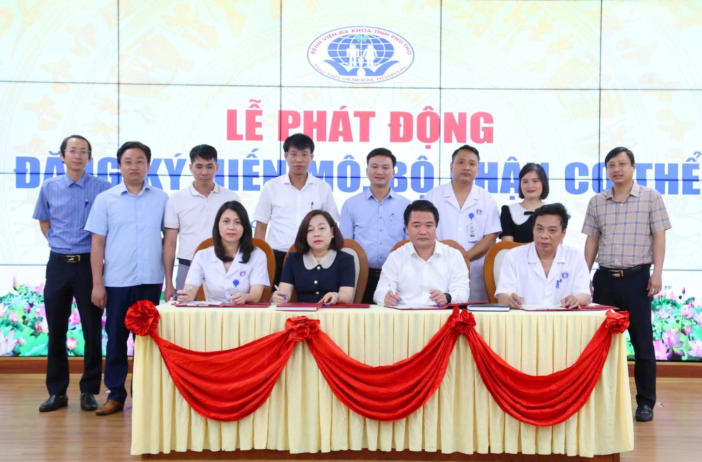 Bệnh viện Đa khoa tỉnh Phú Thọ đạt thành tích xuất sắc trong công tác truyền thông, vận động hiến tặng mô, tạng năm 2024 7 Hình ảnh Ban lãnh đạo Bệnh viện đa khoa tỉnh Phú Thọ đăng ký hiến tặng mô tạng