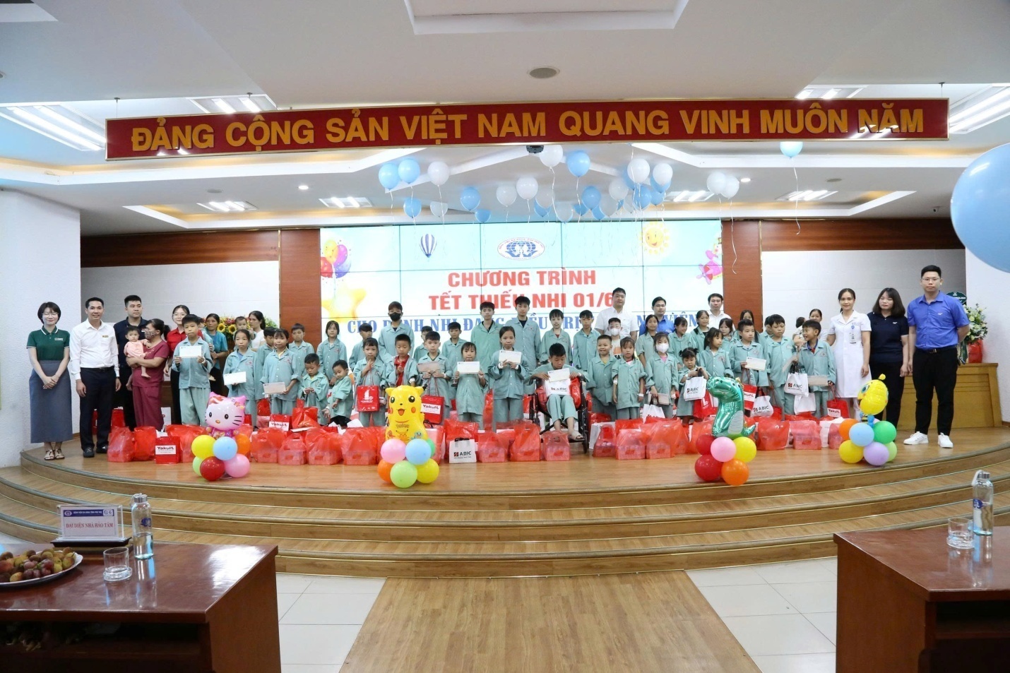 Tết thiếu nhi ấm áp yêu thương đến với bệnh nhi tại Bệnh viện Đa khoa tỉnh Phú Thọ