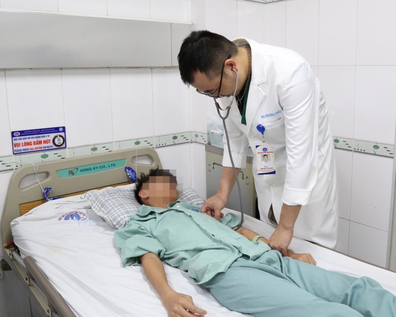 BSCKI Trương Văn Hải thăm khám cho người bệnh 
