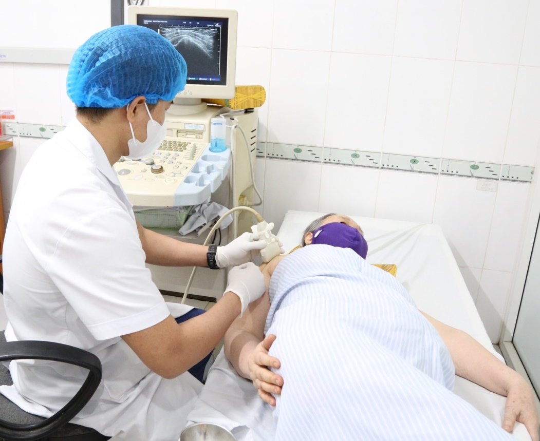 Tiêm huyết tương giàu tiểu cầu – Giải pháp hiệu quả cho người thoái hóa khớp gối