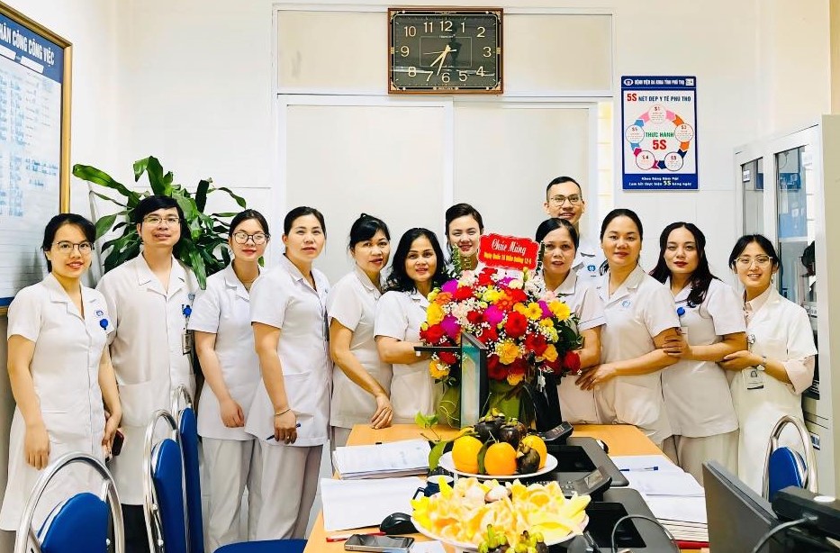 BSCKII Lê Thị Thanh Thủy và tập thể cán bộ nhân viên khoa Răng hàm mặt trong dịp lễ kỷ niệm ngày Quốc tế Điều dưỡng