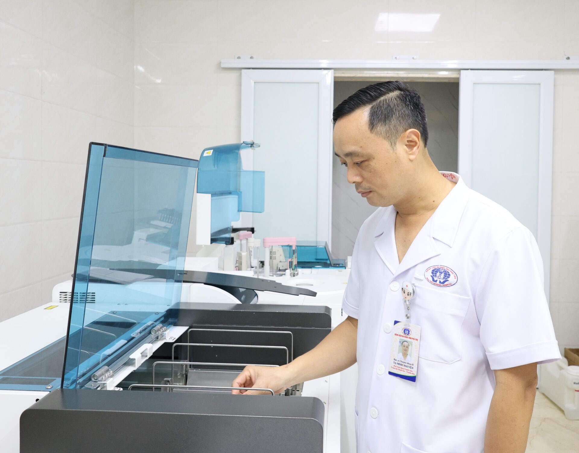 Bác sĩ Tạ Minh Nguyện thực hiện kỹ thuật xét nghiệm 