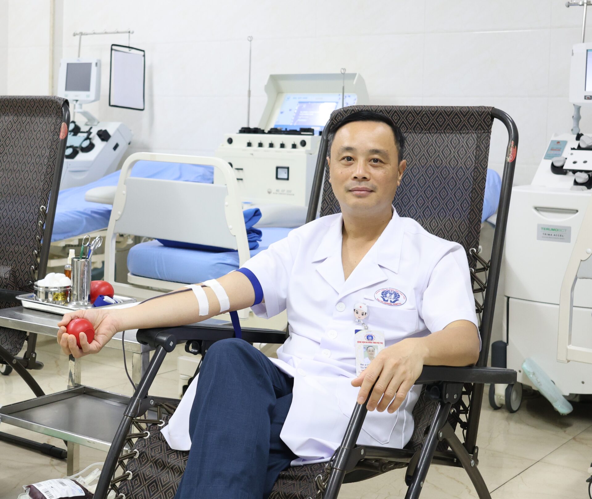 Không chỉ tổ chức các chương trình hiến máu nhân đạo, bác sĩ Nguyện còn thường xuyên trực tiếp tham gia hiến máu.