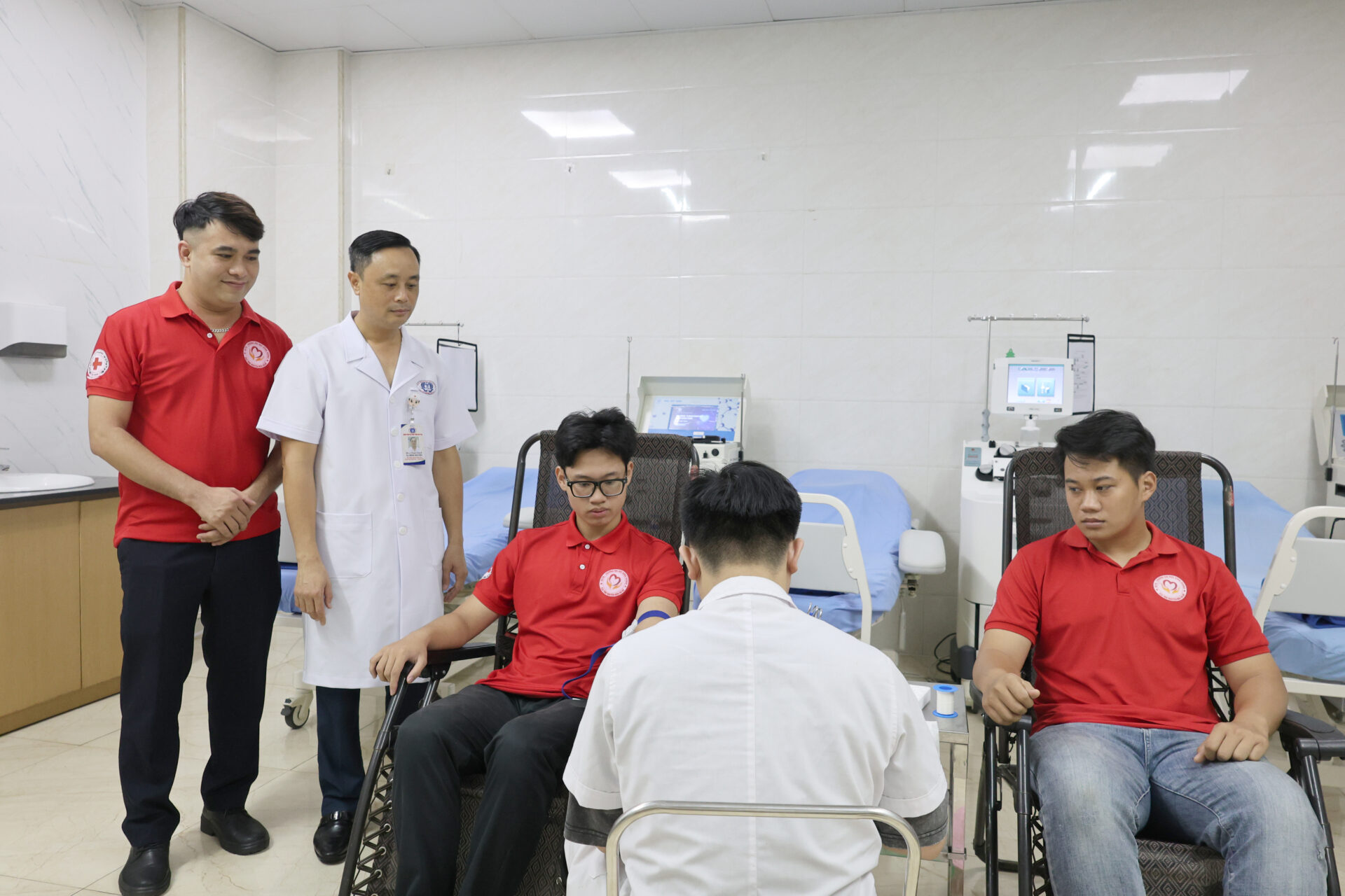 Hình ảnh bác sĩ Nguyện chỉ đạo công tác tiếp nhận máu