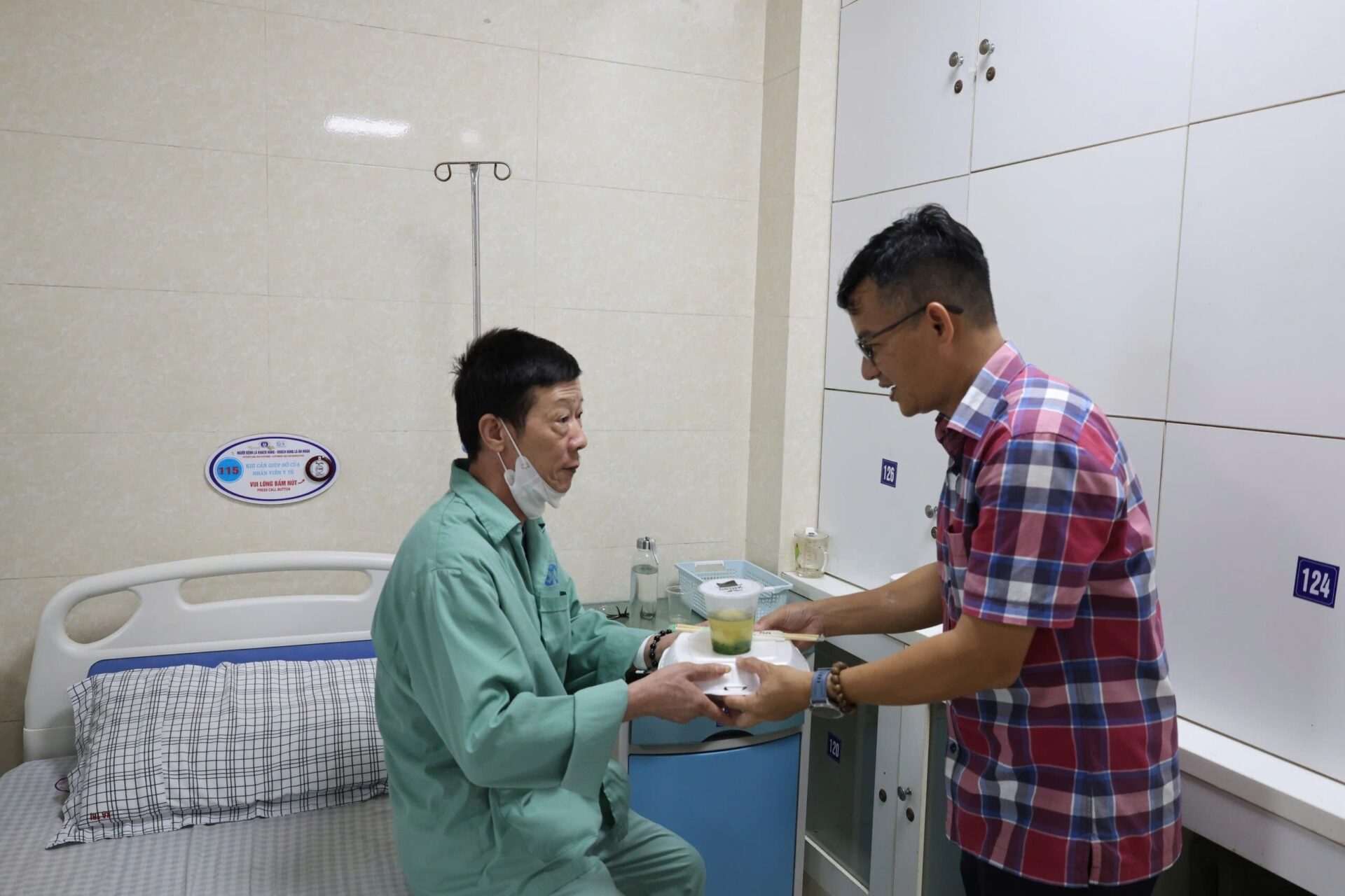 Nhóm thiện nguyện Đàn Piano trao  suất cơm cho người bệnh tại khoa Xạ Trị và khoa Huyết học Lâm sàng