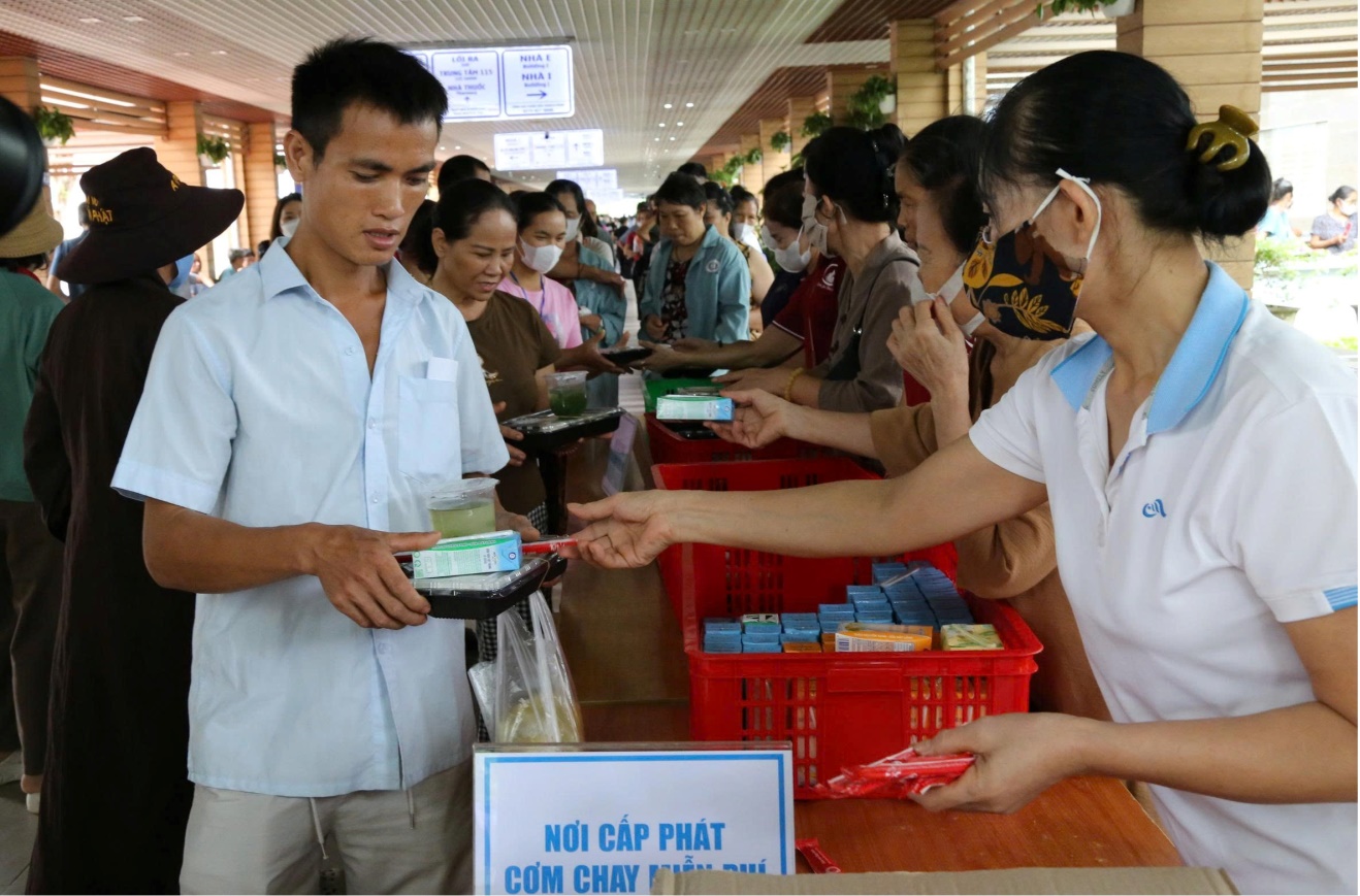 Nhóm Hải Triều Âm trao suất cơm chay cho người bệnh tại Bệnh viện Đa khoa tỉnh Phú Thọ