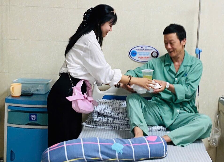 Đại diện Công ty Cổ phần Tập đoàn Đất Tổ trao suất cơm cho người bệnh tại Trung tâm Ung Bướu