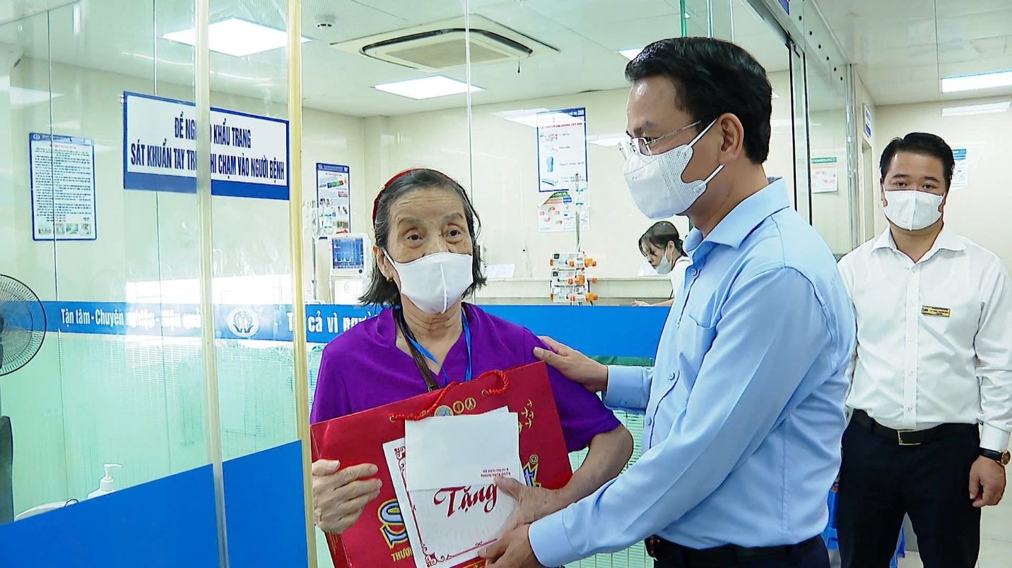 Đồng chí Bí thư Tỉnh ủy thăm và tặng quà người bệnh đang điều trị tại Khoa Hồi sức tích cực – Chống độc yêu cầu