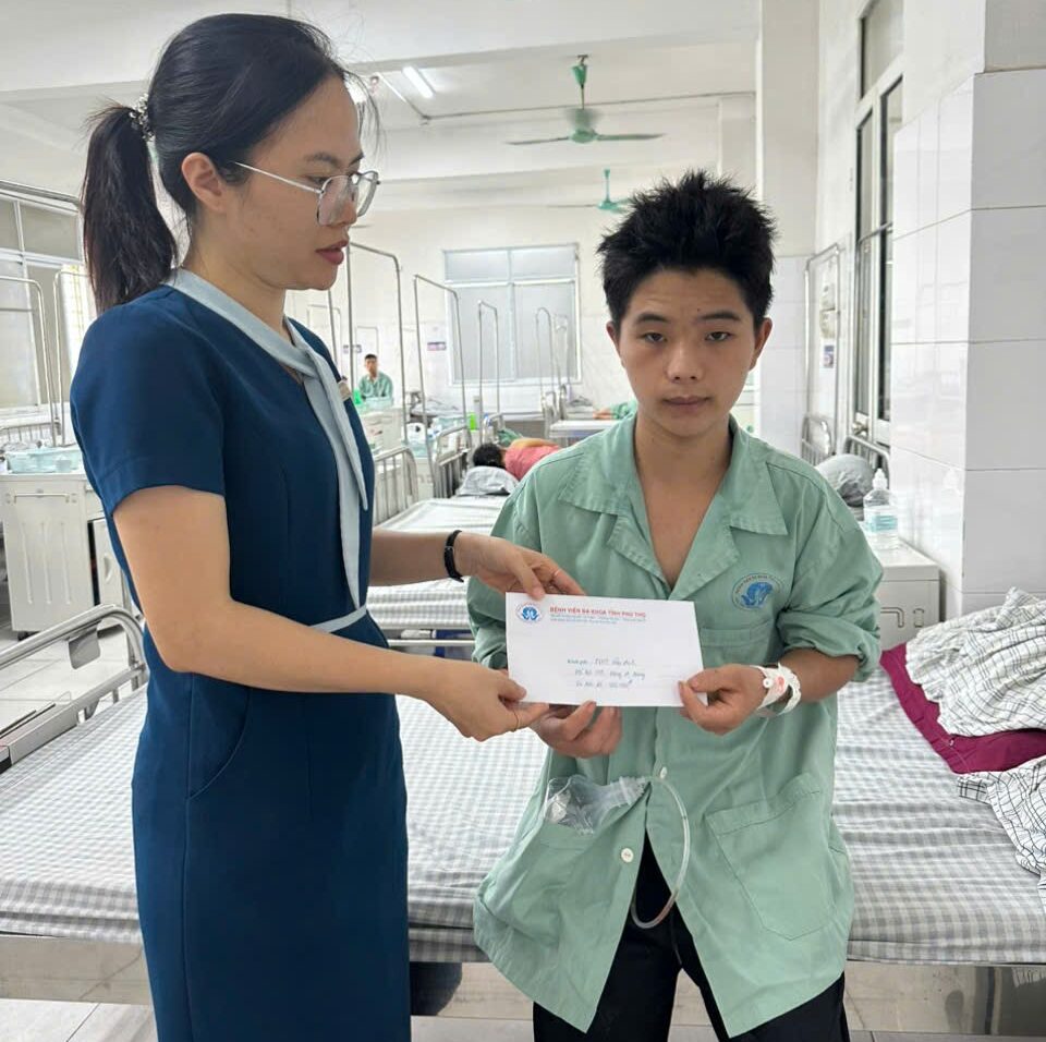 Tổ Công tác Xã hội thay mặt Nhà hảo tâm Vân Anh trao quà hỗ trợ người bệnh có hoàn cảnh khó khăn tại khoa Ngoại tiêu hóa – Gan mật