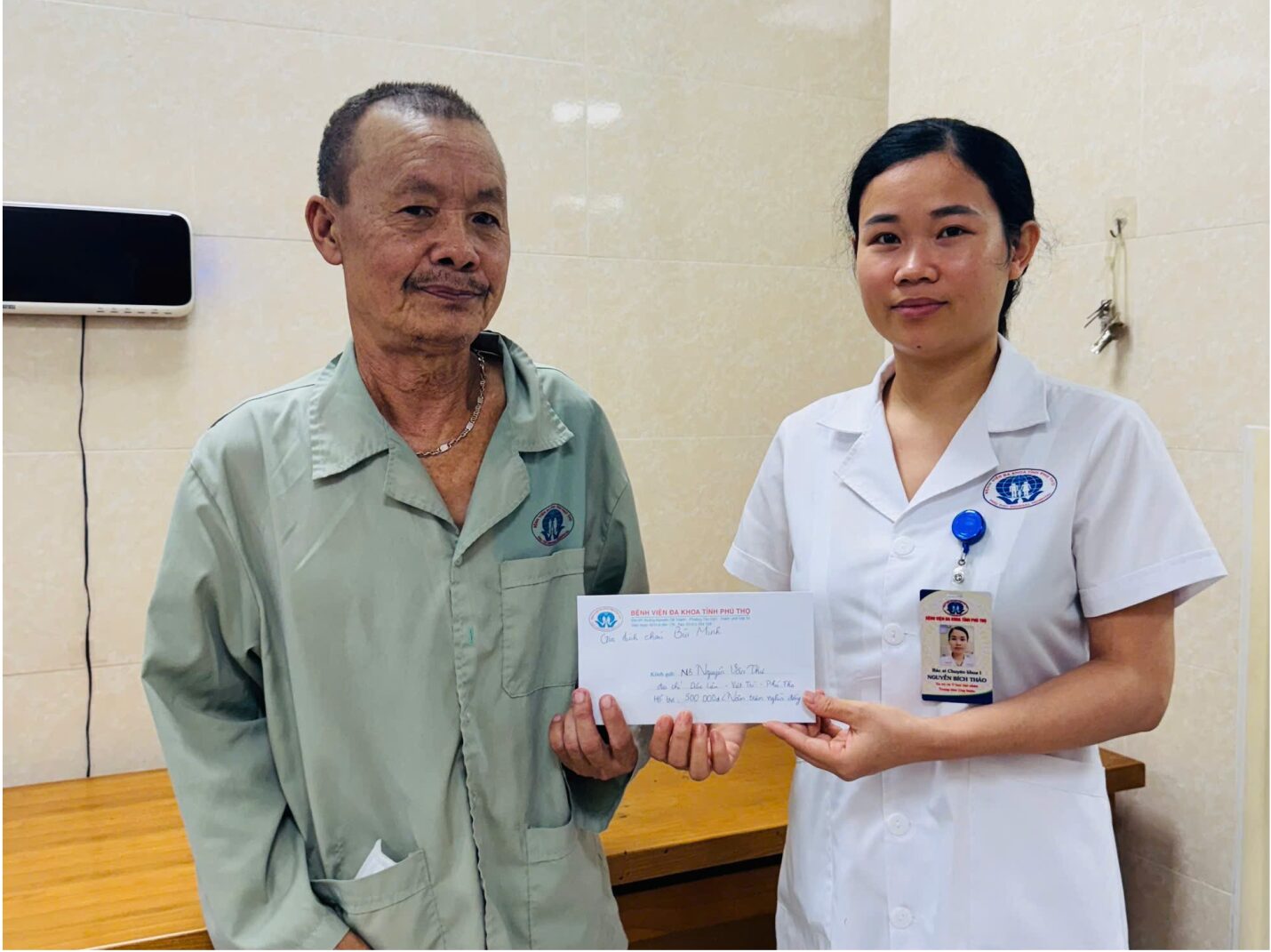 Tổ Công tác Xã hội thay mặt Nhà hảo tâm Bùi Minh hỗ trợ người bệnh có hoàn cảnh khó khăn tại khoa Xạ trị & Y học hạt nhân