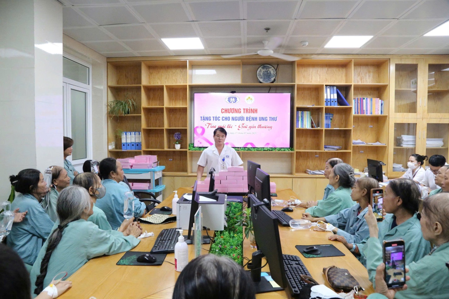 “Trao mái tóc – Gửi yêu thương”: Chương trình ý nghĩa đồng hành cùng người bệnh ung thư