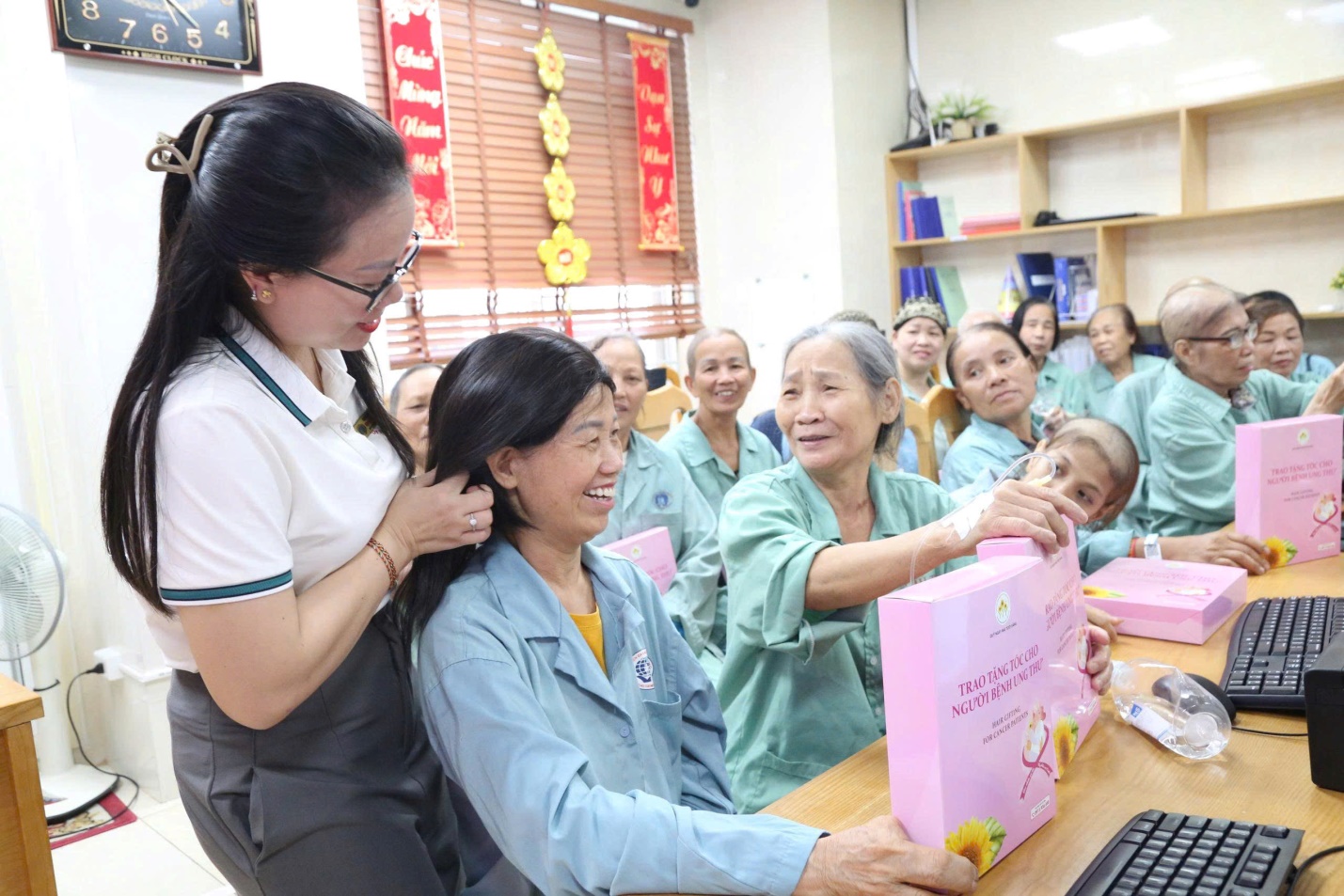 “Trao mái tóc – Gửi yêu thương”: Chương trình ý nghĩa đồng hành cùng người bệnh ung thư