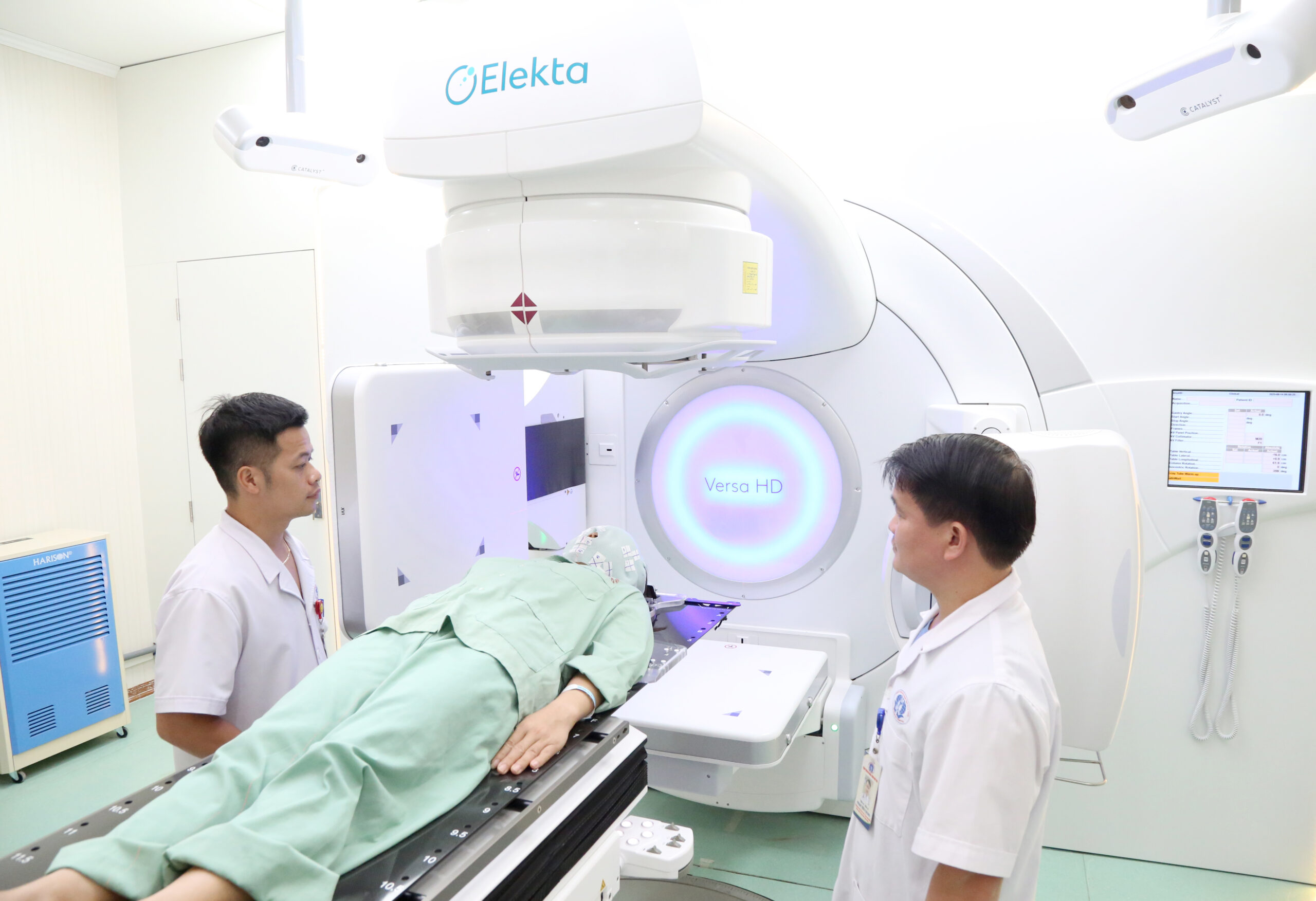 Người bệnh được chuẩn bị thực hiện xạ trị