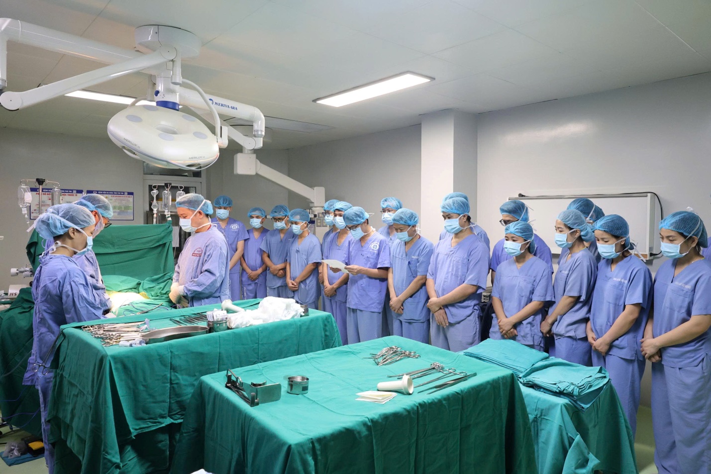 Ekip phẫu thuật tại Bệnh viện Đa khoa tỉnh Phú Thọ cúi đầu tri ân người bệnh hiến tạng trước khi phẫu thuật