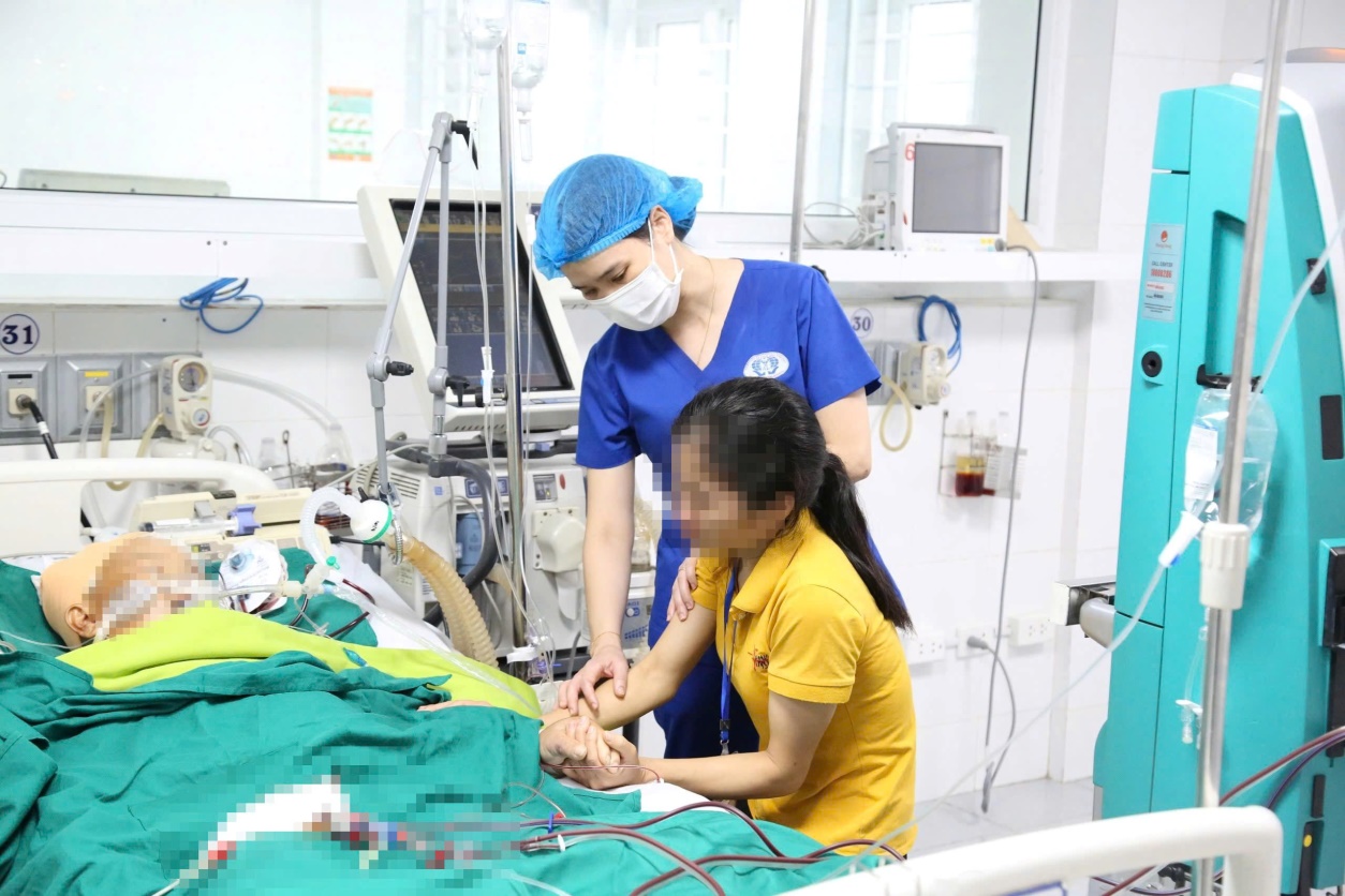Hình ảnh TS.BS Hà Thị Bích Vân – Trưởng khoa Hồi sức tích cực – Chống độc động viên và tư vấn cho người nhà người bệnh
