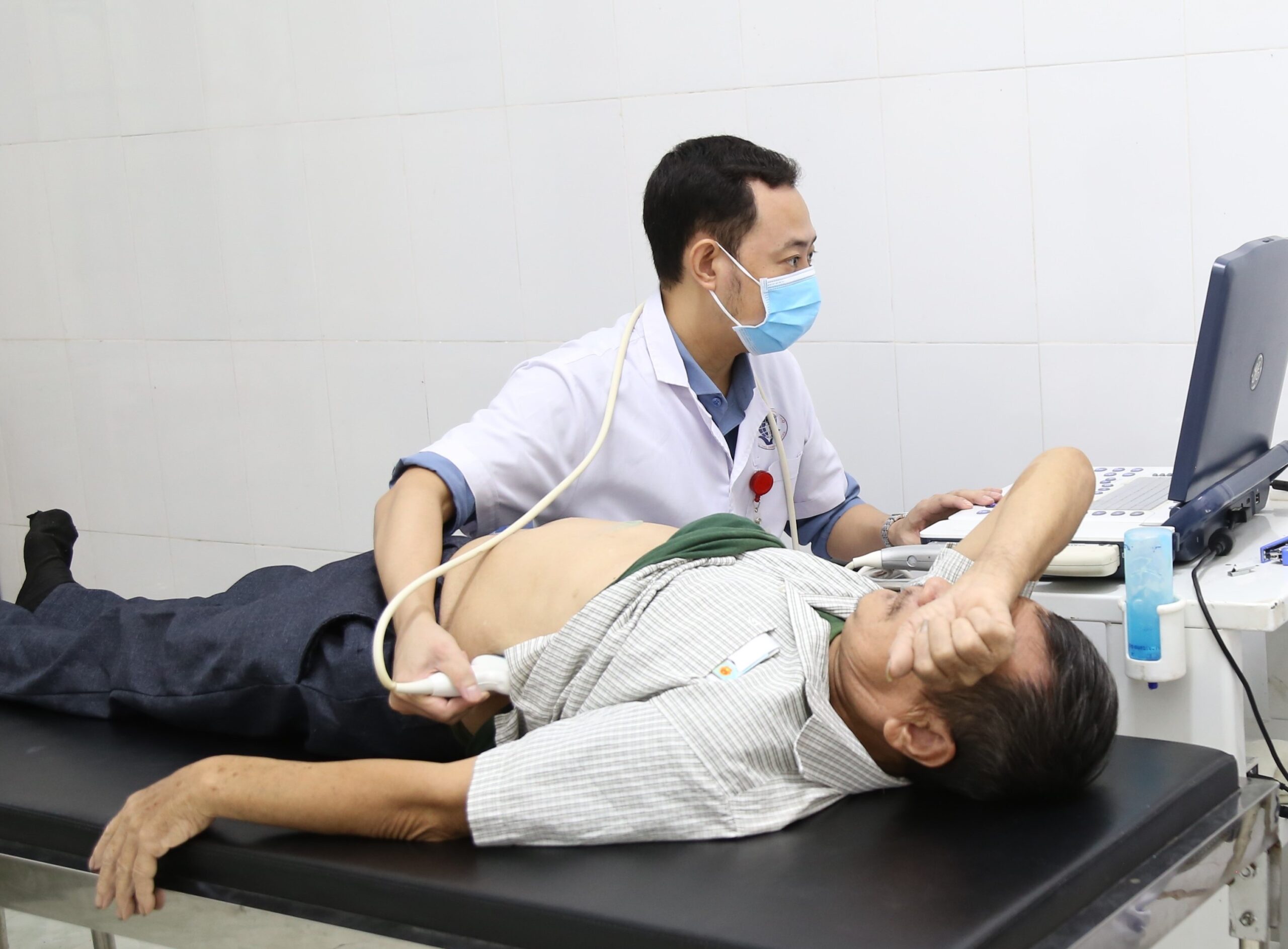 Chương trình khám, tư vấn và cấp phát thuốc miễn phí tại xã Yên Lập, tỉnh Phú Thọ 3 Bác sĩ siêu âm cho người dân tại xã Yên Lập