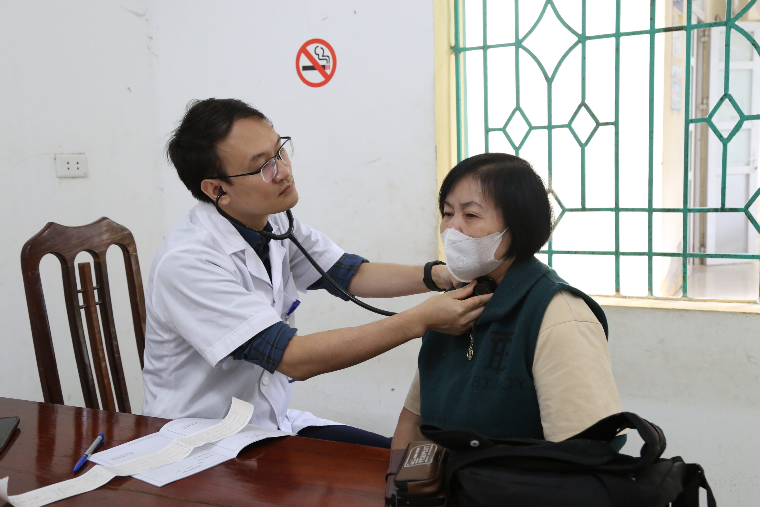 Chương trình khám, tư vấn và cấp phát thuốc miễn phí tại xã Yên Lập, tỉnh Phú Thọ 2 ThS.BS Hoàng Quốc Việt – Phụ trách khoa Nội yêu cầu - Bí thư Đoàn thanh niên, Bệnh viện Đa khoa tỉnh Phú Thọ khám sức khỏe cho người dân