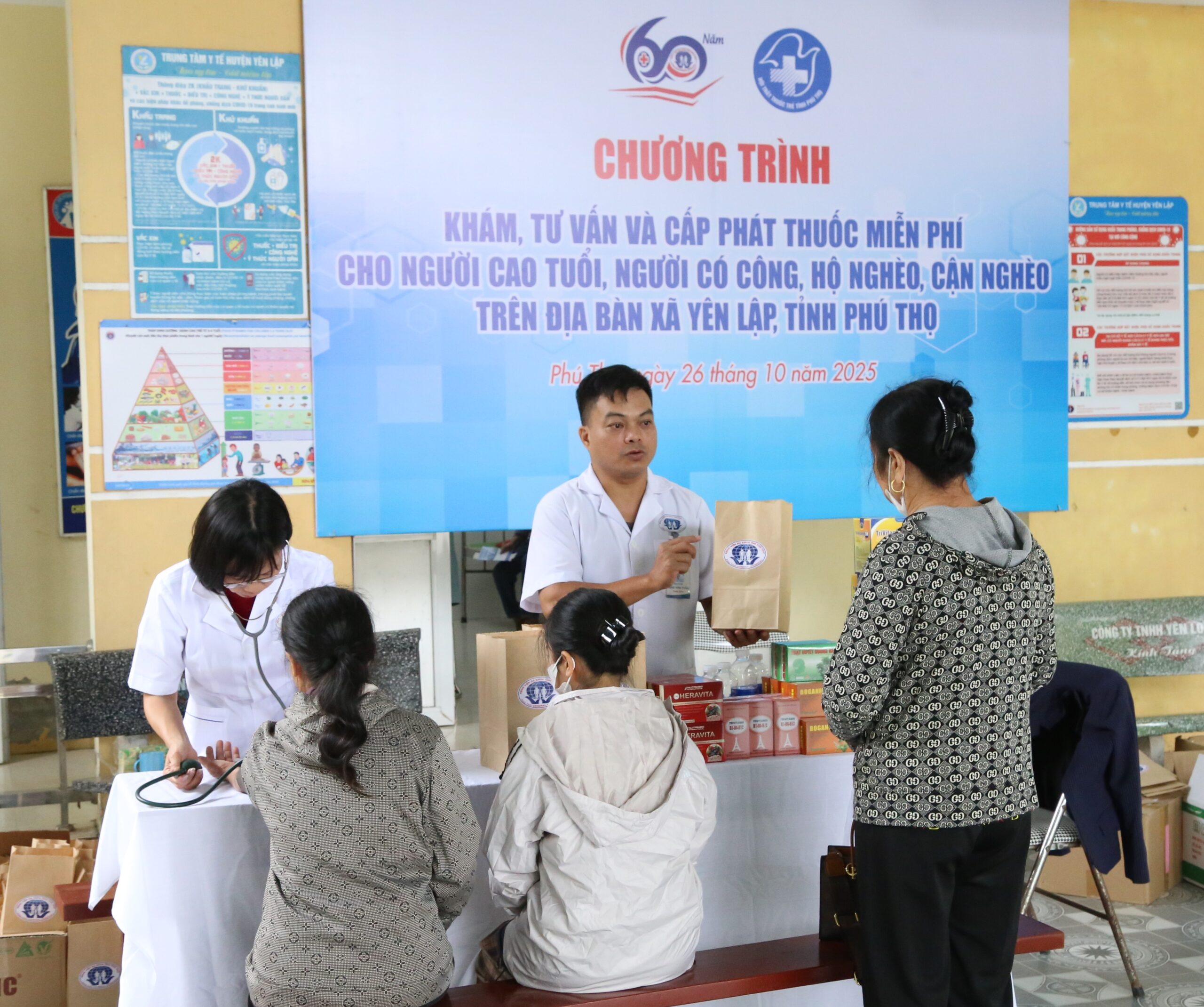 Chương trình khám, tư vấn và cấp phát thuốc miễn phí tại xã Yên Lập, tỉnh Phú Thọ 4 Các cán bộ y tế cấp phát thuốc miễn phí và hướng dẫn người dân cách chăm sóc sức khỏe