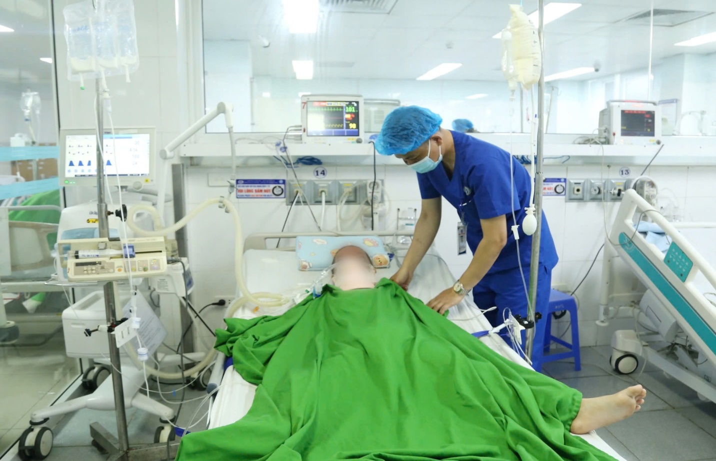 Hình ảnh cháu bé được điều trị hồi sức tại Bệnh viện đa khoa tỉnh Phú Thọ