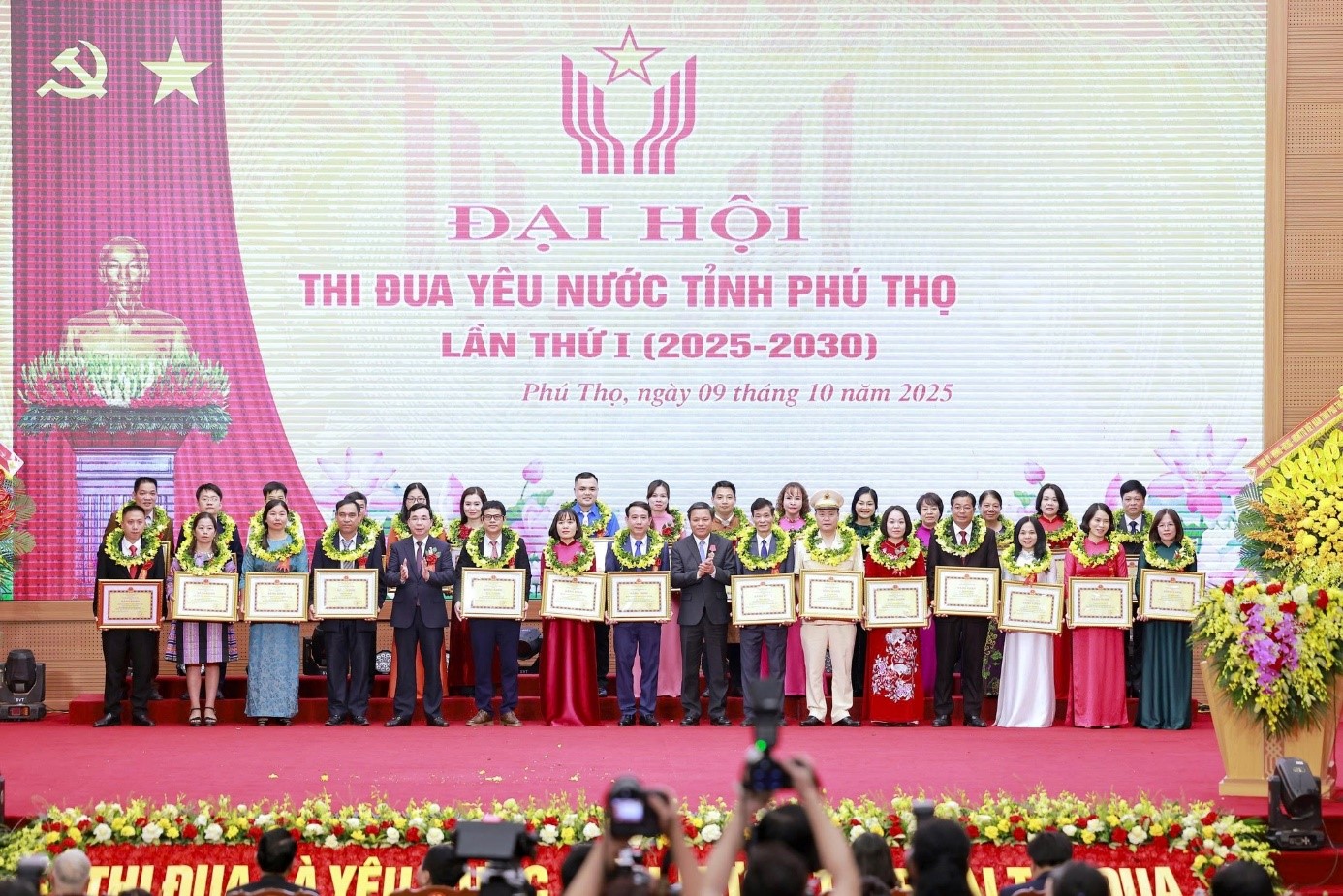 Hình ảnh ThS.BS Phan Ngọc Nhu – Trưởng khoa Điều trị Thần kinh – Đột quỵ bán cấp (hàng đầu, thứ 6 từ trái sang) vinh dự đại diện Trung tâm Đột quỵ nhận bằng khen của Chủ tịch UBND Tỉnh
