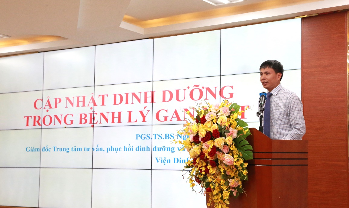 PGS.TS.BS Nguyễn Trọng Hưng trình bày báo cáo.