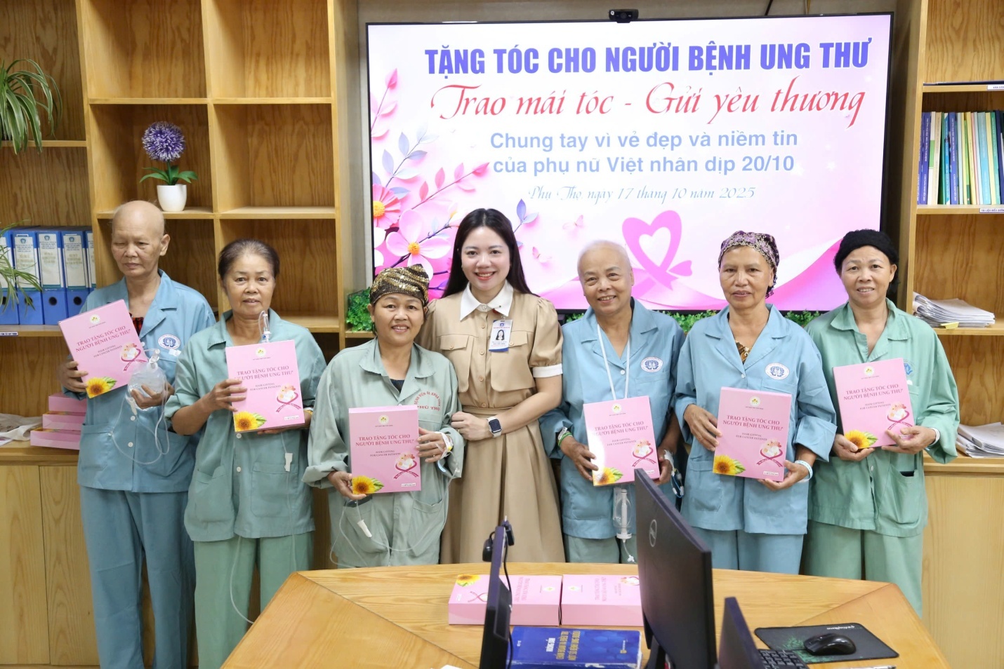 Đại diện Tổ Công tác xã hội – Bệnh viện Đa khoa tỉnh Phú Thọ trao tặng những món quà “hồng” cho người bệnh ung thư