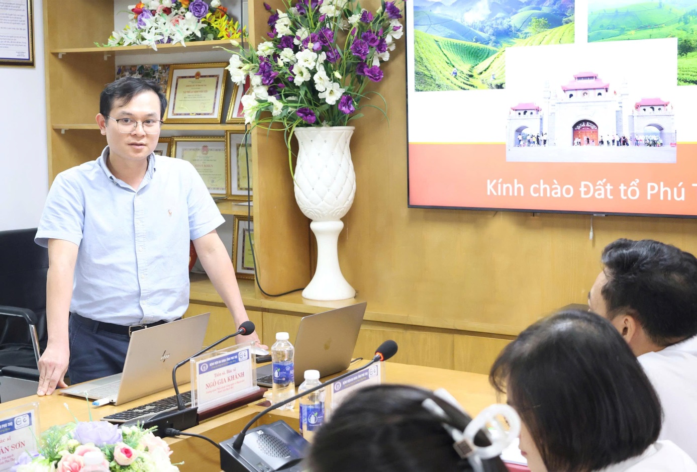TS.BS Ngô Gia Khánh trình bày báo cáo