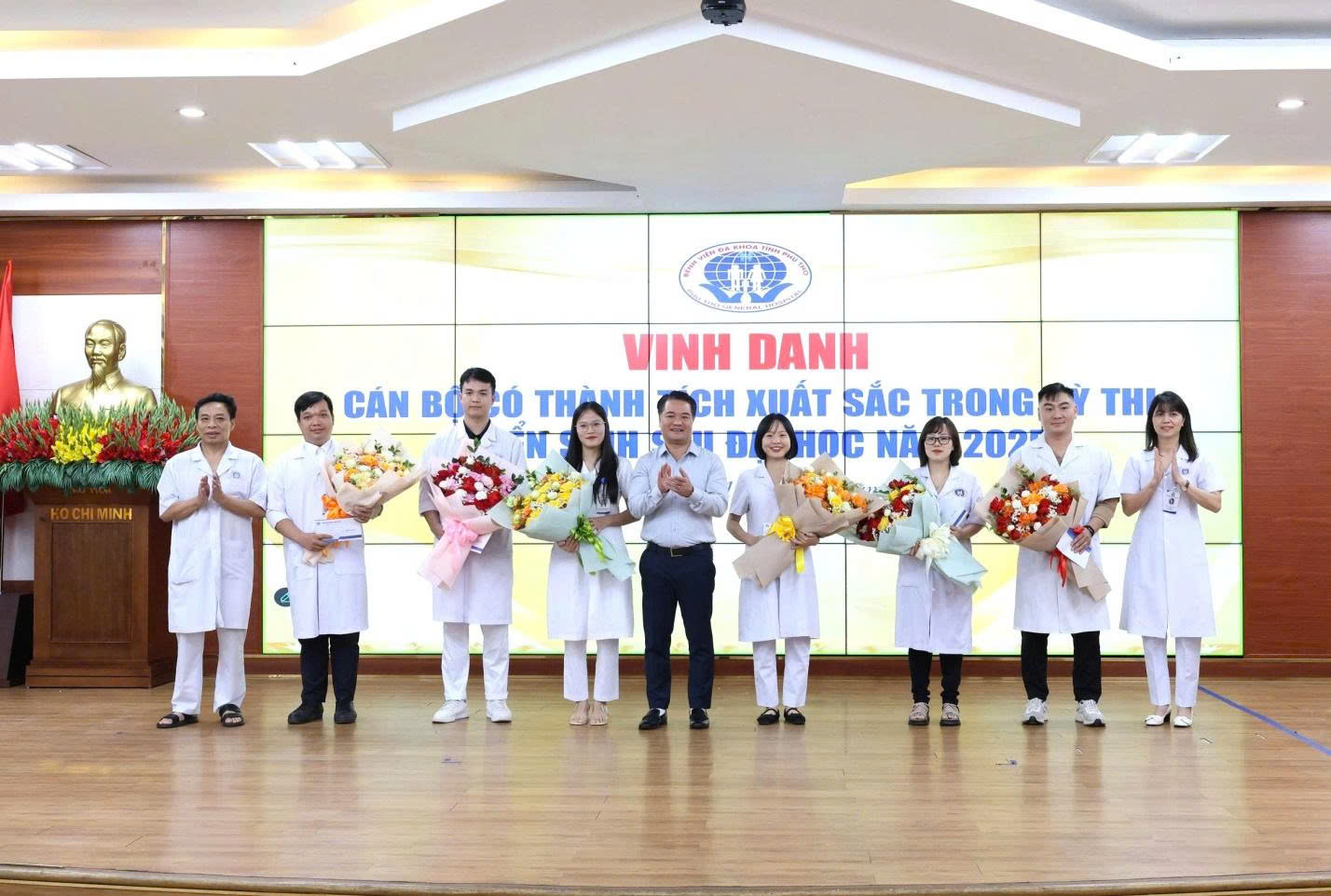 Đôi vợ chồng bác sĩ Thủ khoa – Á khoa: Niềm tự hào trong đội ngũ bác sĩ trẻ tài năng của Bệnh viện Đa khoa tỉnh Phú Thọ 2 Hình ảnh vợ chồng bác sĩ Vũ Thị Hương Giang và bác sĩ Hoàng Xuân Thành trong buổi lễ vinh danh các cán bộ có thành tích xuất sắc trong kỳ thi tuyển sinh sau đại học năm 2025