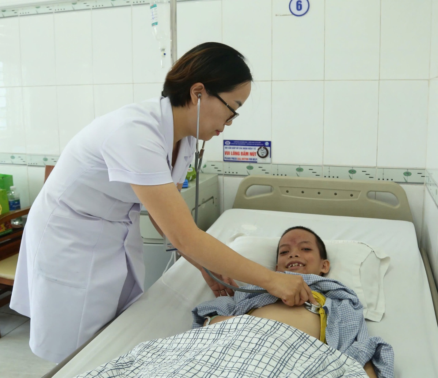 Hình  ảnh cháu bé đã khoẻ lại sau 04 ngày điều trị