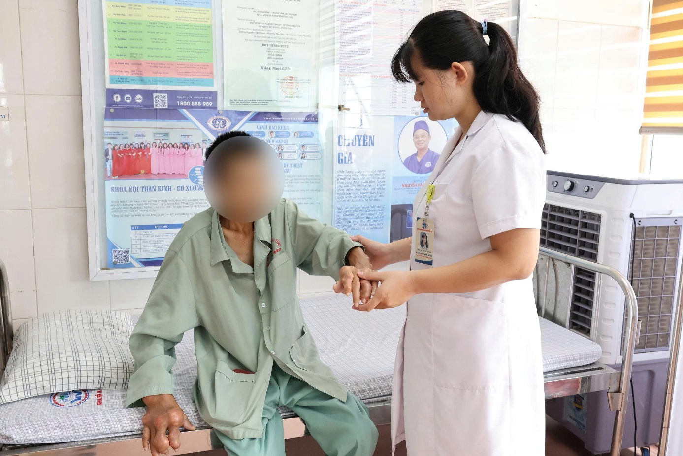 Thạc sỹ- BSNT Nguyễn Thị Minh Ngọc thăm khám cho người bệnh