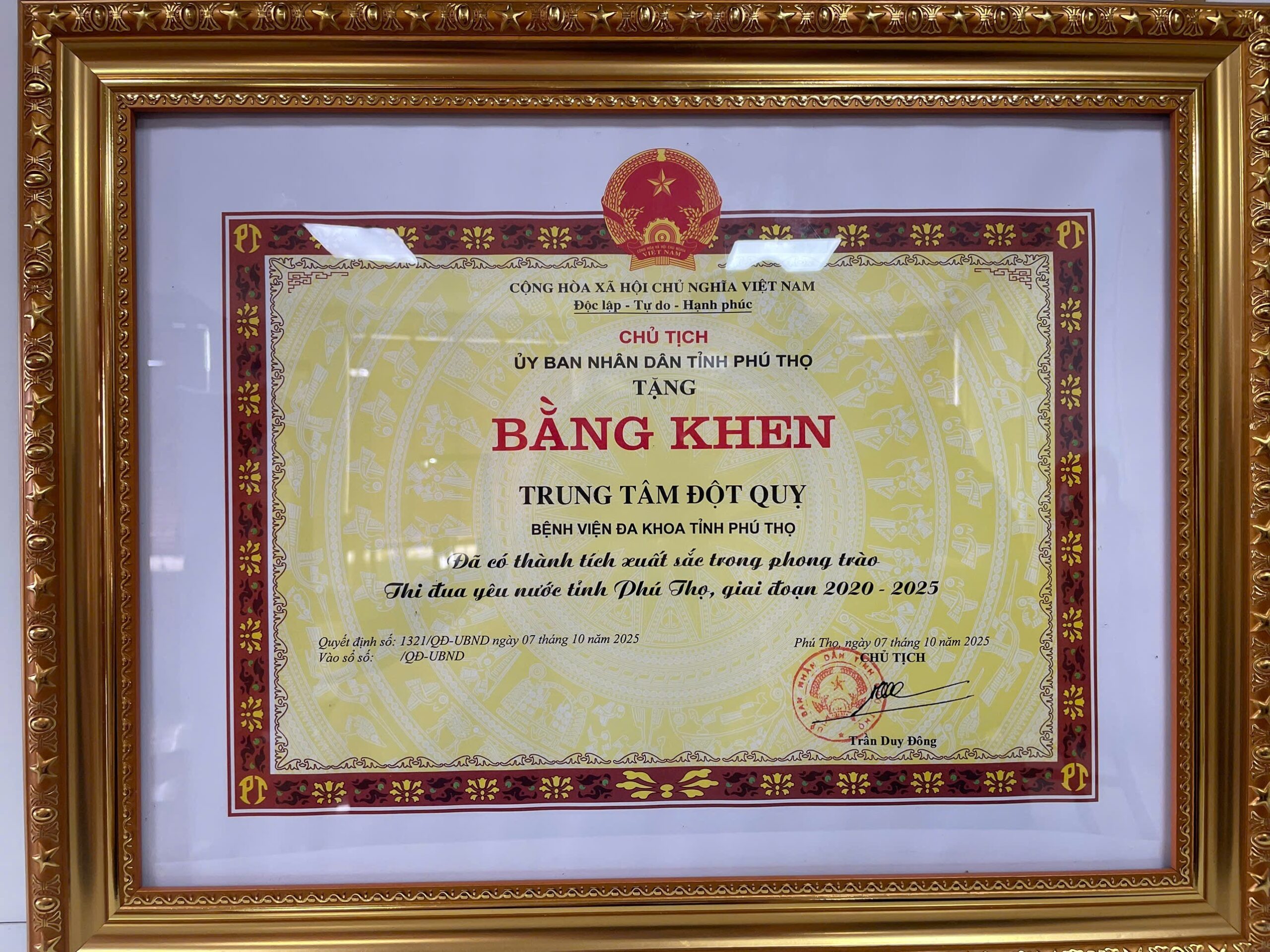 Bằng khen của Chủ tịch UBND tỉnh Phú Thọ tặng Trung tâm Đột quỵ - Bệnh viện Đa khoa tỉnh Phú Thọ