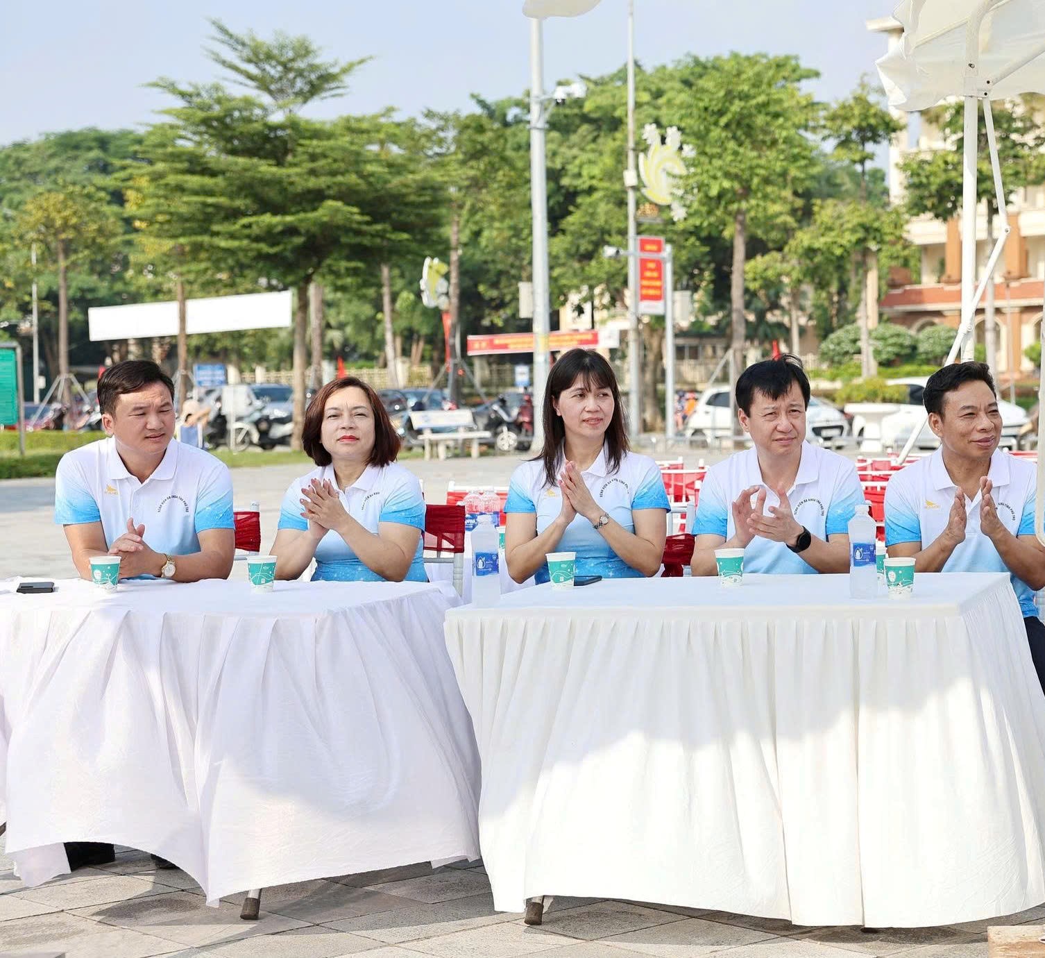 Các vị đại biểu, khách mời tham gia chương trình