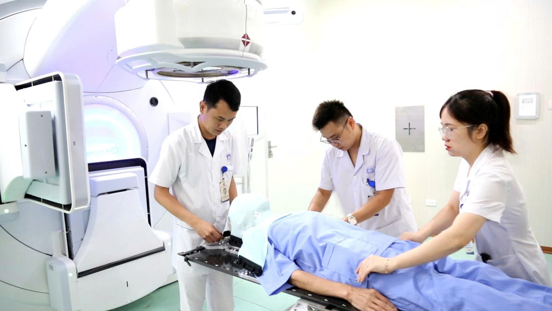 Ekip tại Trung tâm Ung bướu chuẩn bị xạ trị cho người bệnh H