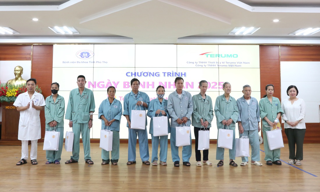 Đại diện Ban Lãnh đạo Bệnh viện và Công ty Terumo Việt Nam trao tặng quà cho người bệnh