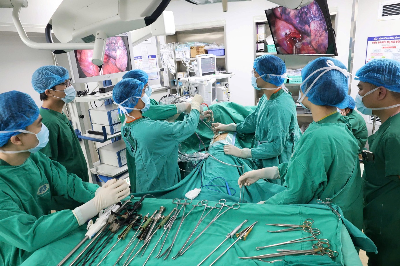 Các chuyên gia và bác sĩ trực tiếp thực hiện phẫu thuật nội soi cắt thùy phổi
