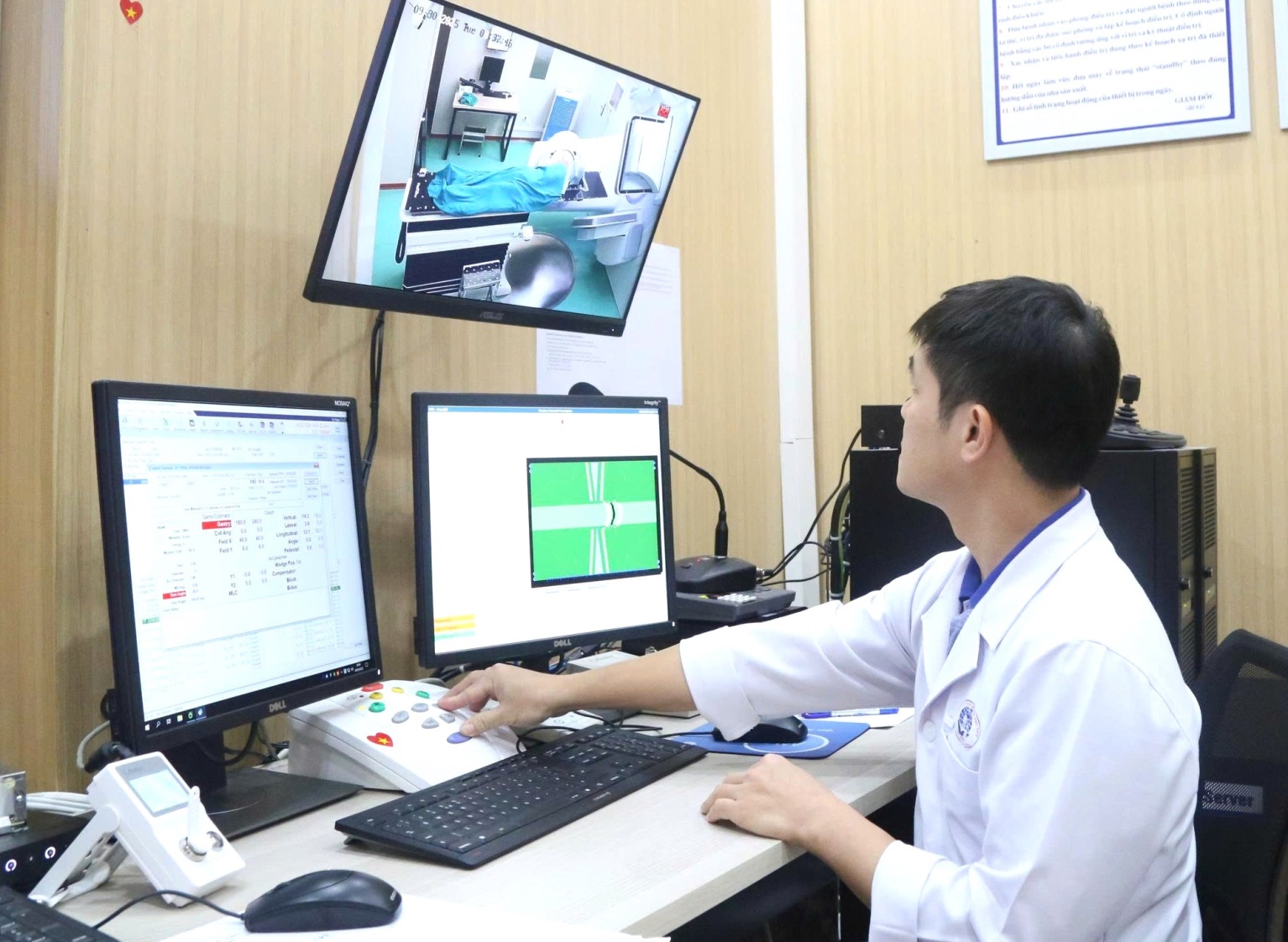 Thạc sĩ, Kỹ sư Vũ Ngọc Tú thực hiện xạ trị cho người bệnh tại Trung tâm Ung bướu 