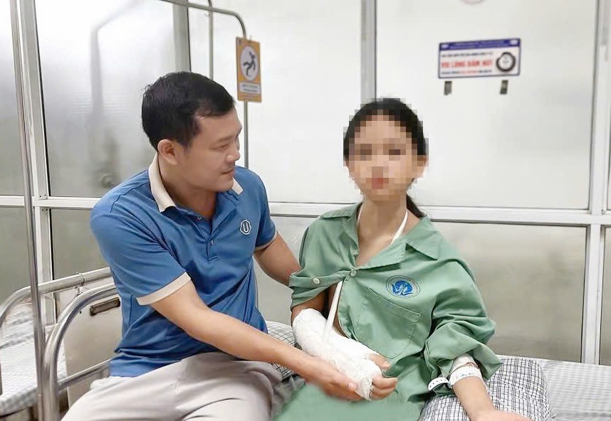 Người bệnh T.K.M  và gia đình phấn khởi khi chuẩn bị xuất viện.