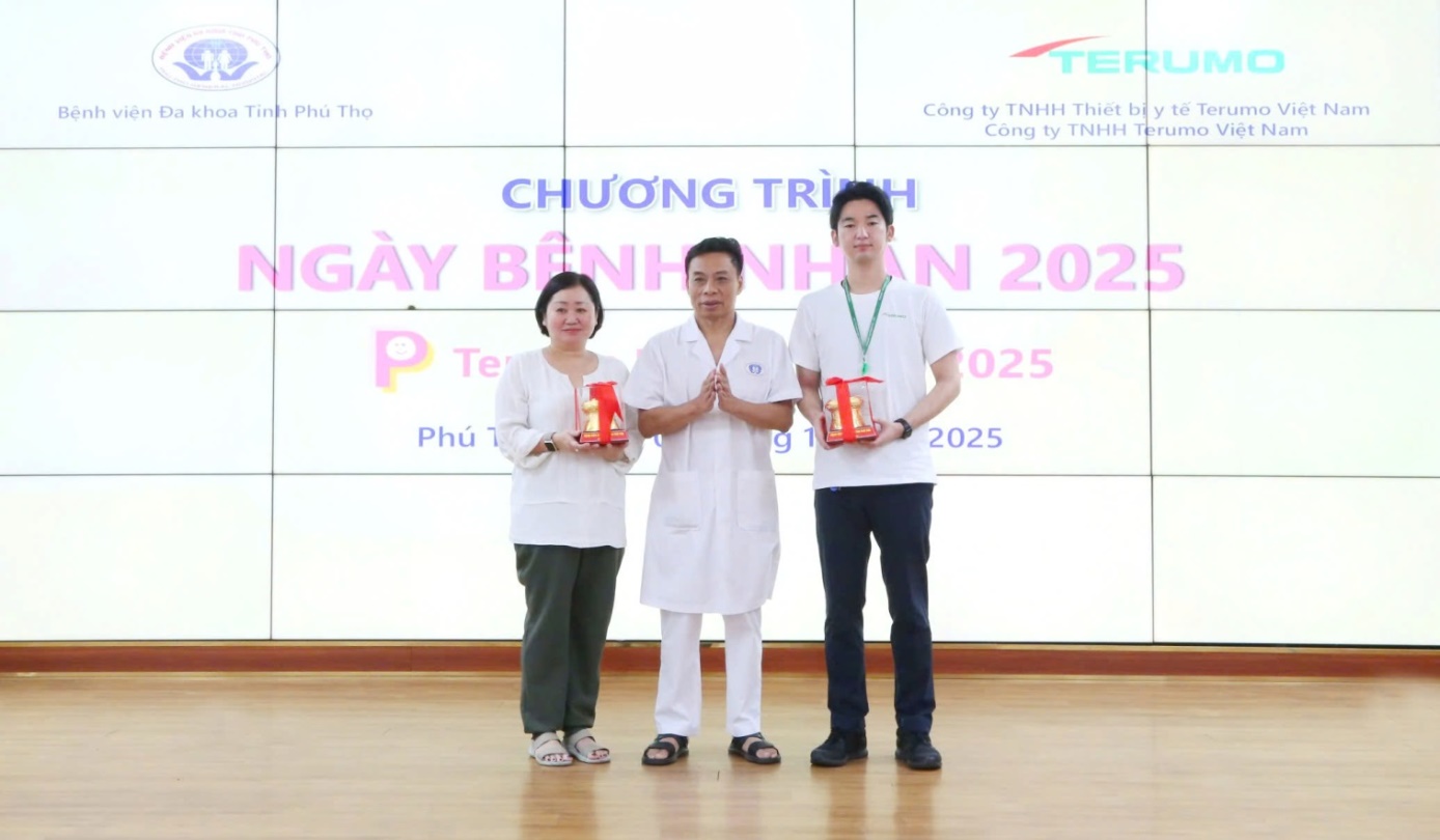 PGS.TS Nguyễn Văn Sơn – Phó Giám đốc Bệnh viện trao tặng quà lưu niệm đến đại diện   Công ty Terumo Việt Nam