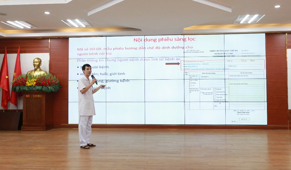  Điều dưỡng viên Trần Thế Anh hướng dẫn triển khai mẫu phiếu dinh dưỡng.