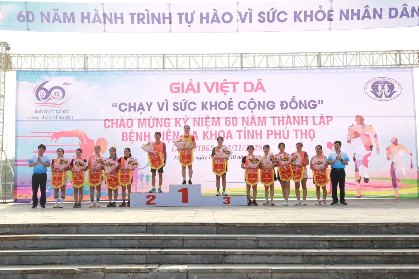 Ban tổ chức trao giải cho các vận động viên nữ