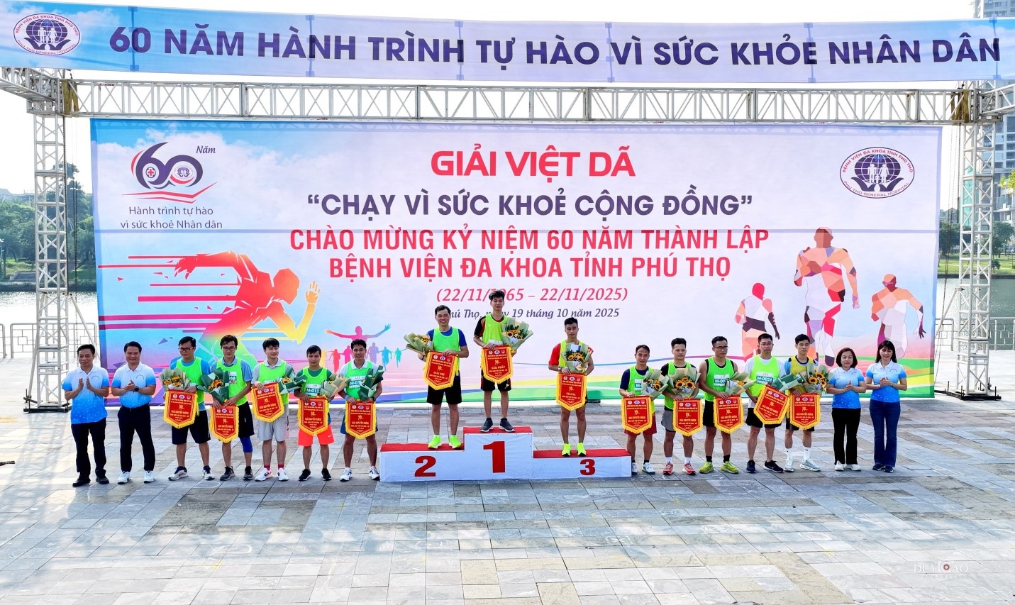 Ban tổ chức trao giải cho các vận động viên nam
