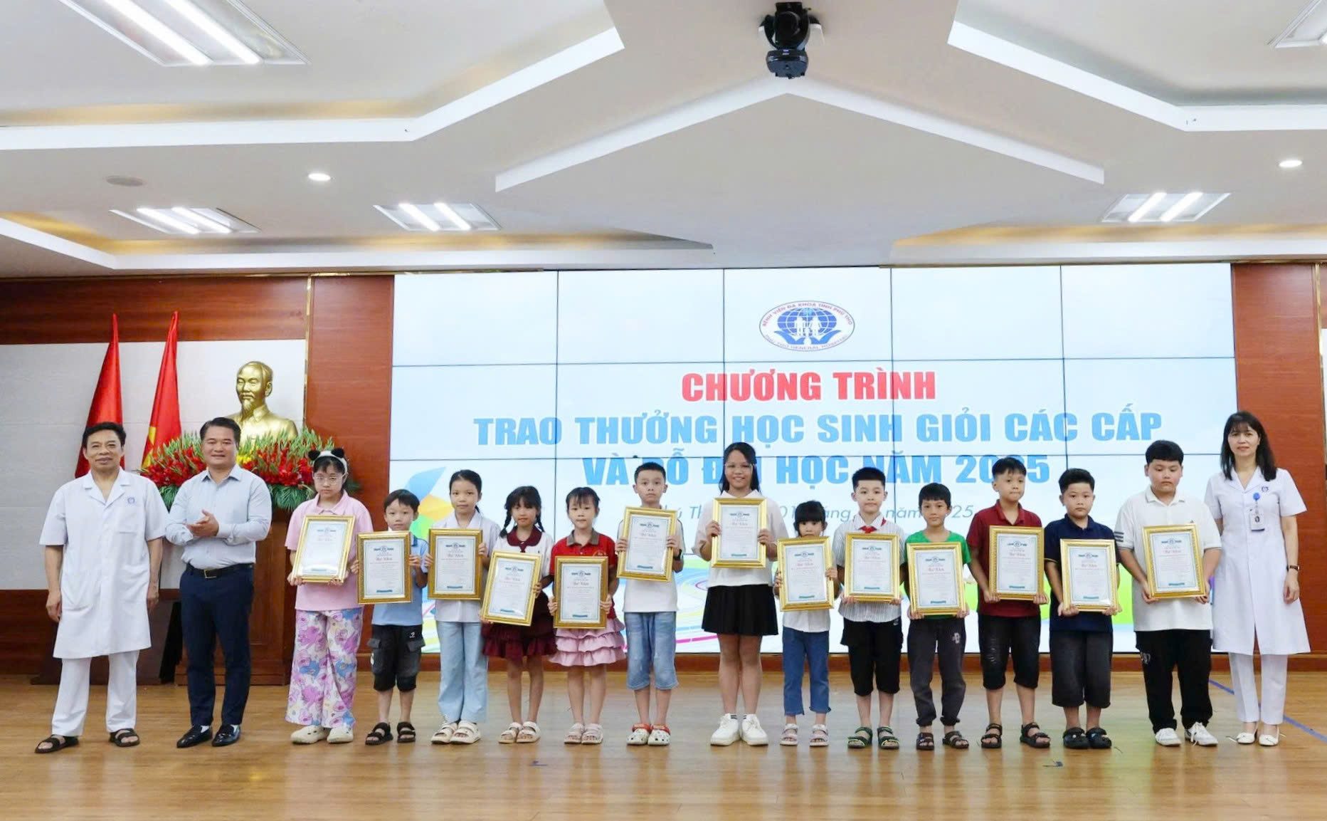 Ban Giám Đốc Bệnh viện trao tặng thư khen và quà cho các cháu đạt Học sinh giỏi cấp tỉnh